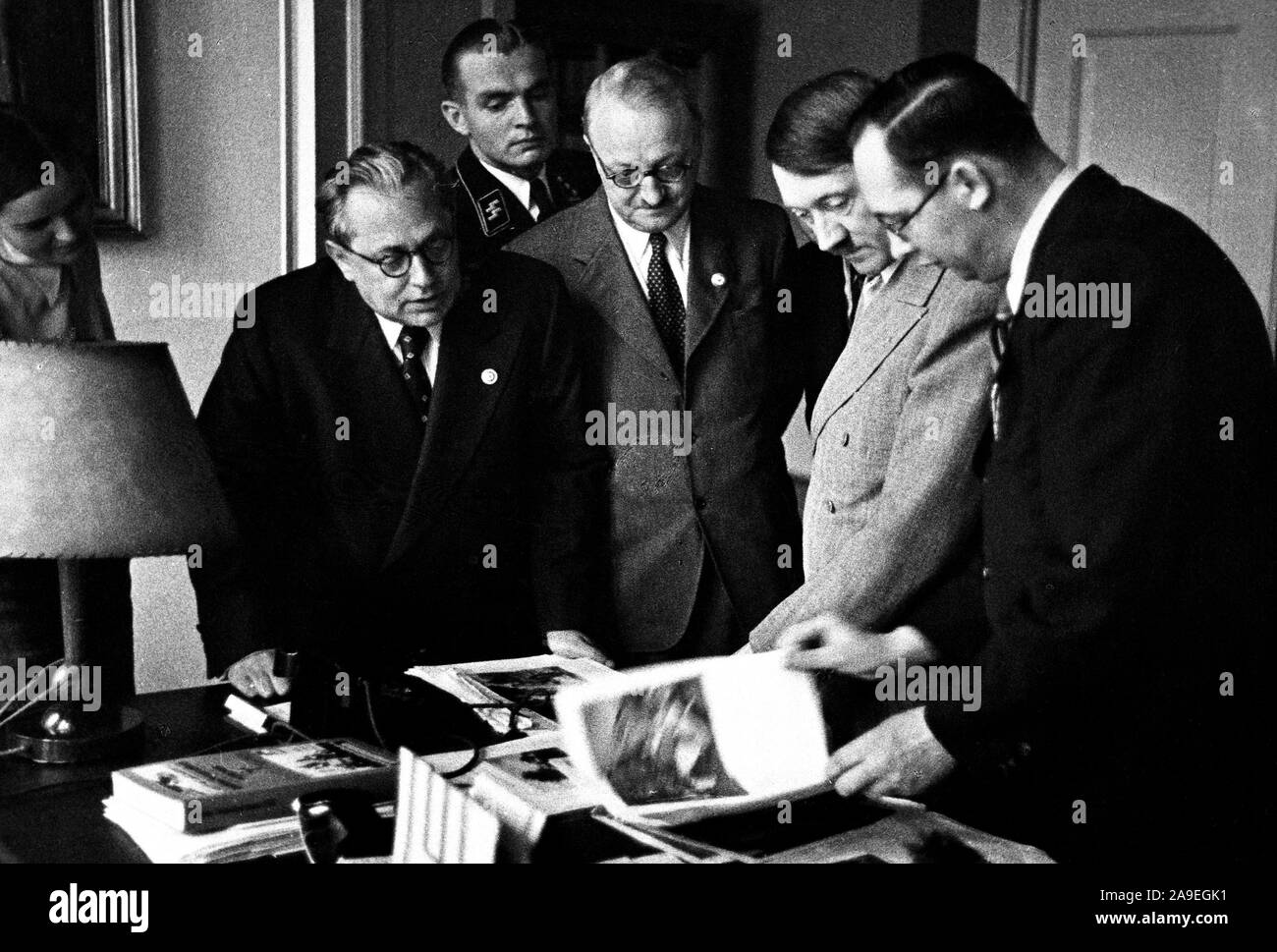 Eva Braun Collection (album 5) - Adolf Hitler à la recherche à un livre (ca. fin des années 1930 ou au début des années 1940) Banque D'Images