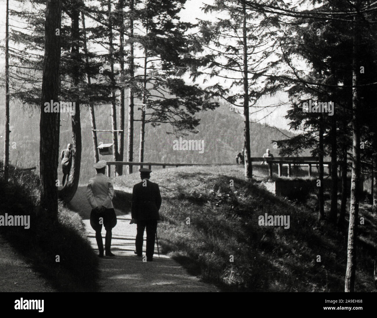 Eva Braun Collection (devet) - vue arrière d'Adolf Hitler marchant dans un sentier dans les bois ca. fin des années 1930 ou au début des années 1940 Banque D'Images