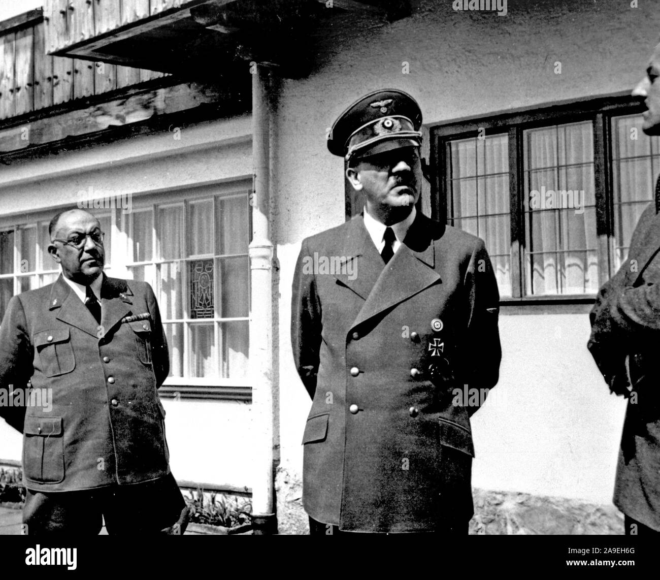 Eva Braun Collection (deset) - Adolf Hitler parlant avec une partie de son entourage ca. fin des années 1930 ou au début des années 1940 Banque D'Images