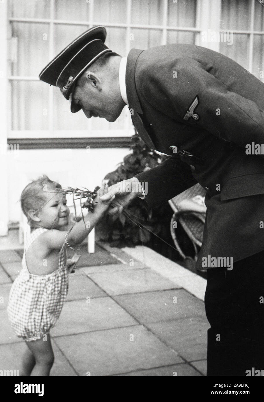 Eva Braun Collection (devet) - Adolf Hitler avec petite fille ca. fin ...