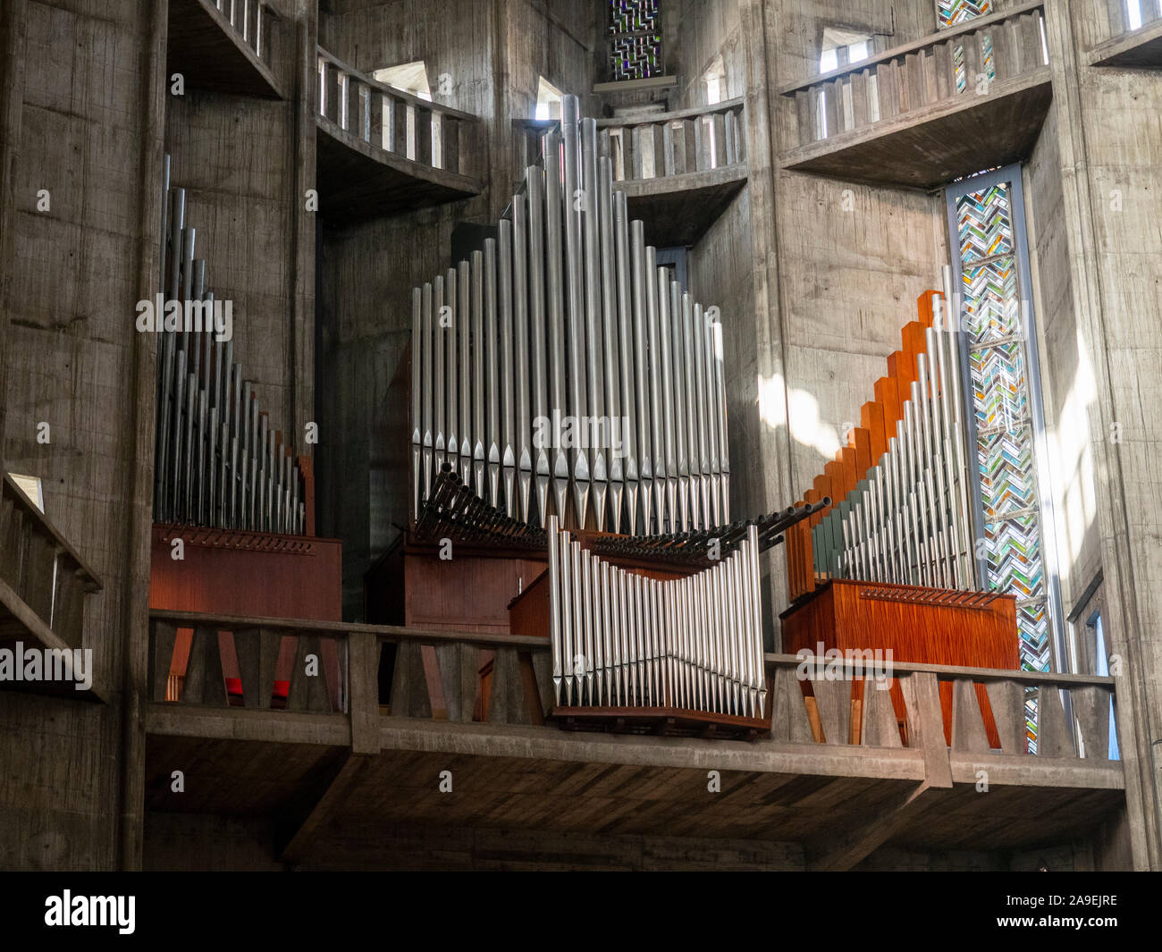 Grand orgue réalisé par Robert Boisseau. Église Notre-Dame de Royan, Royan, France. Banque D'Images