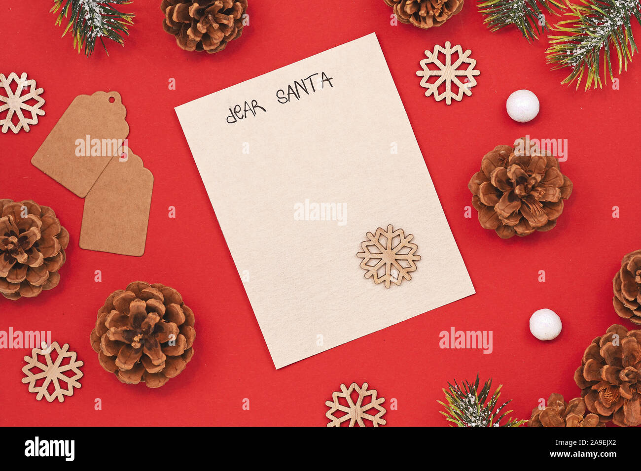 Vacances de Noël la saison de mise à plat avec un concept pour les enfants lettre au Père Noël avec lettre blanc vide, pommes de pin, boules de noël et Banque D'Images