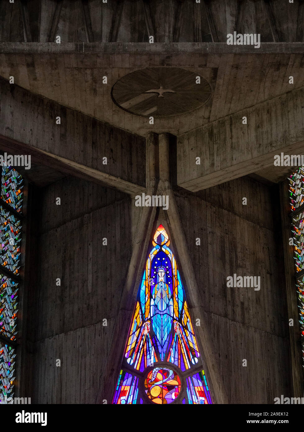 Eglise Notre-Dame de Royan. La grande verrière réalisée par Claude Idoux. Royan, France. Banque D'Images