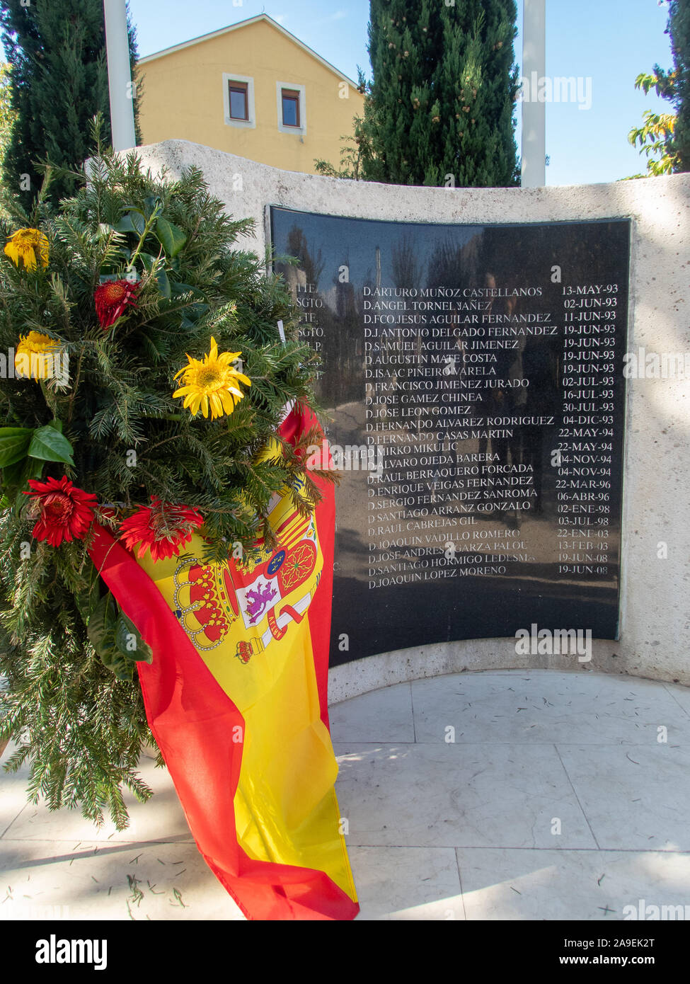 Stock photo du monument aux soldats espagnols tombés de casques bleus avec un drapeau espagnol et quelques fleurs à Mostar, Bosnie-Herzégovine Banque D'Images