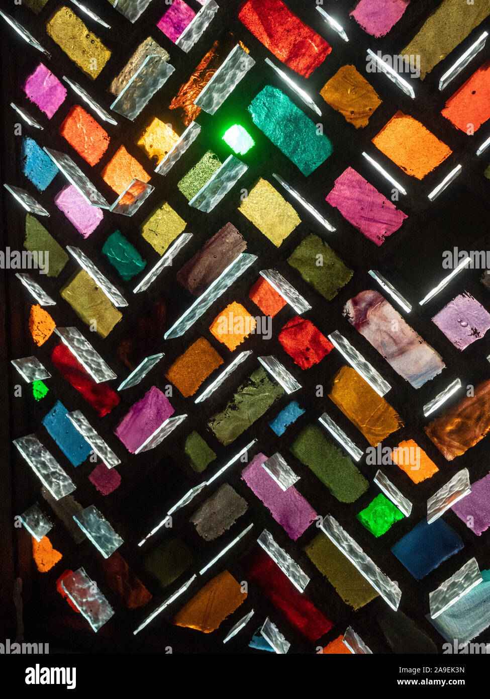 Détail du vitrail, réalisé par Henri Martin-Granel, l'église Notre-Dame de Royan, Royan, France. Banque D'Images