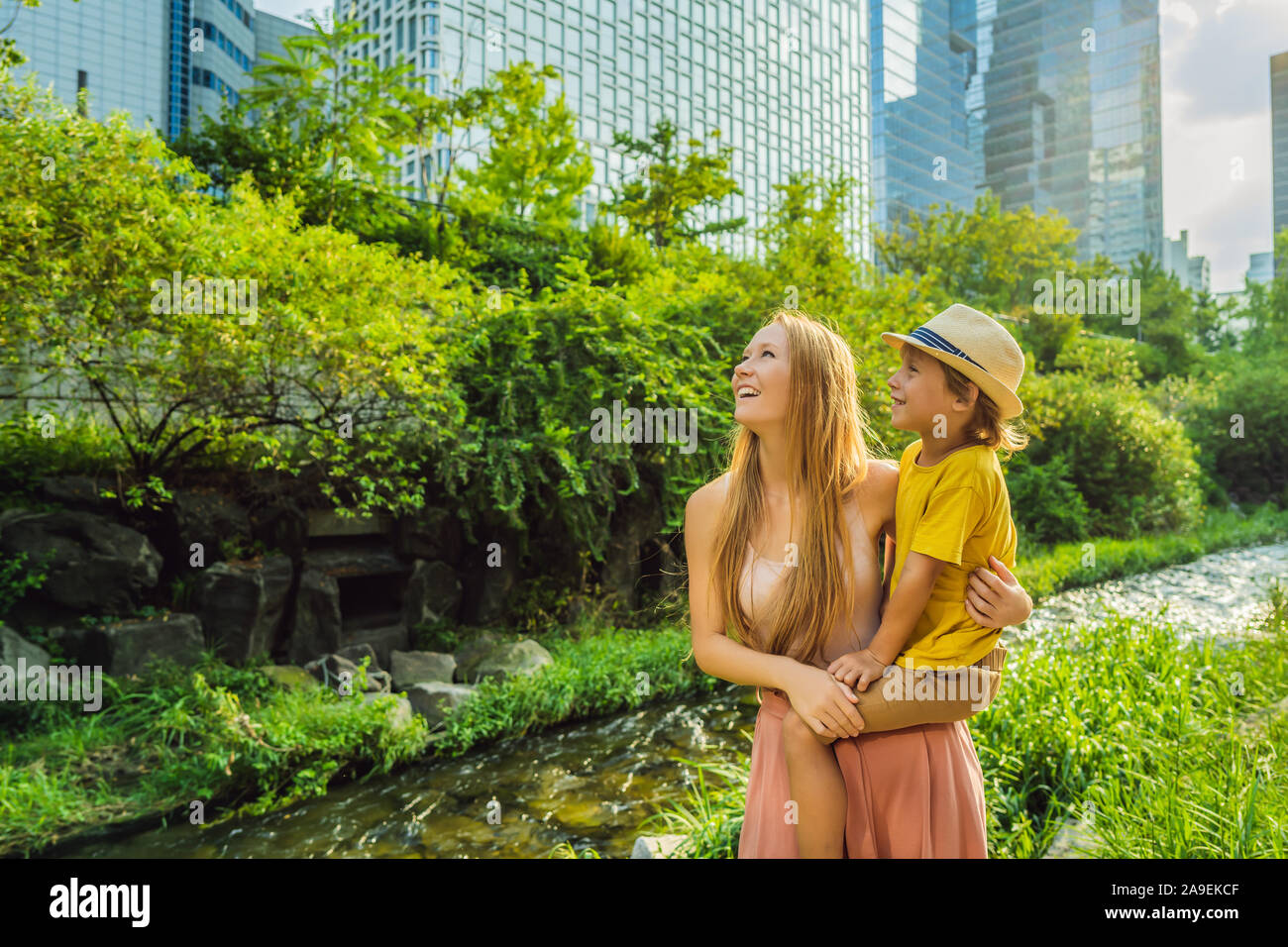 Mère et fils les touristes à Cheonggyecheon Stream à Séoul, Corée. Cheonggyecheon Stream est le résultat d'un vaste projet de renouvellement urbain. Billet à la Corée Banque D'Images