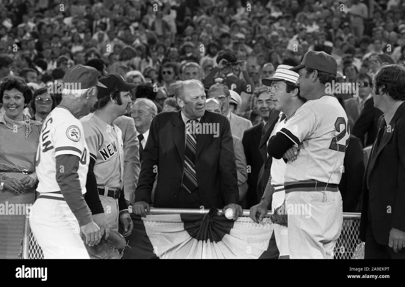 1976, 13 Juillet - Veterans Memorial Stadium - Philadelphie, PA - Gerald R. Ford, Darrell Johnson ; George 'Sparky' Anderson, Thurman Munson, Johnny Bench - avant match d'étoiles de la Ligue Majeure de Baseball Banque D'Images