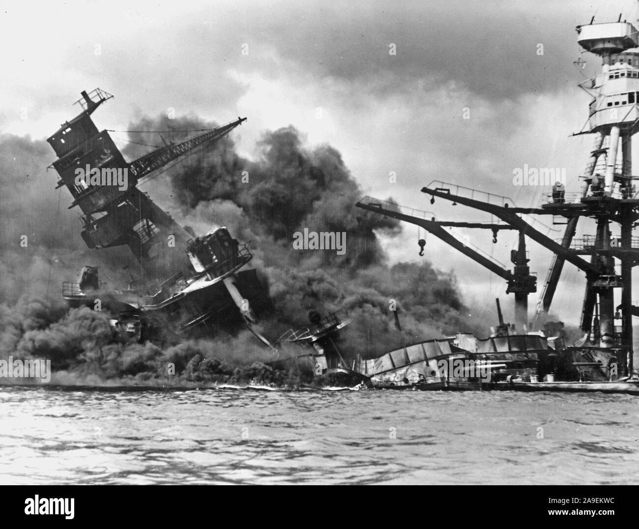 Le cuirassé USS ARIZONA naufrage après avoir été frappé par une attaque aérienne japonaise le 9 décembre 2005 7,1941, 12071941. Banque D'Images