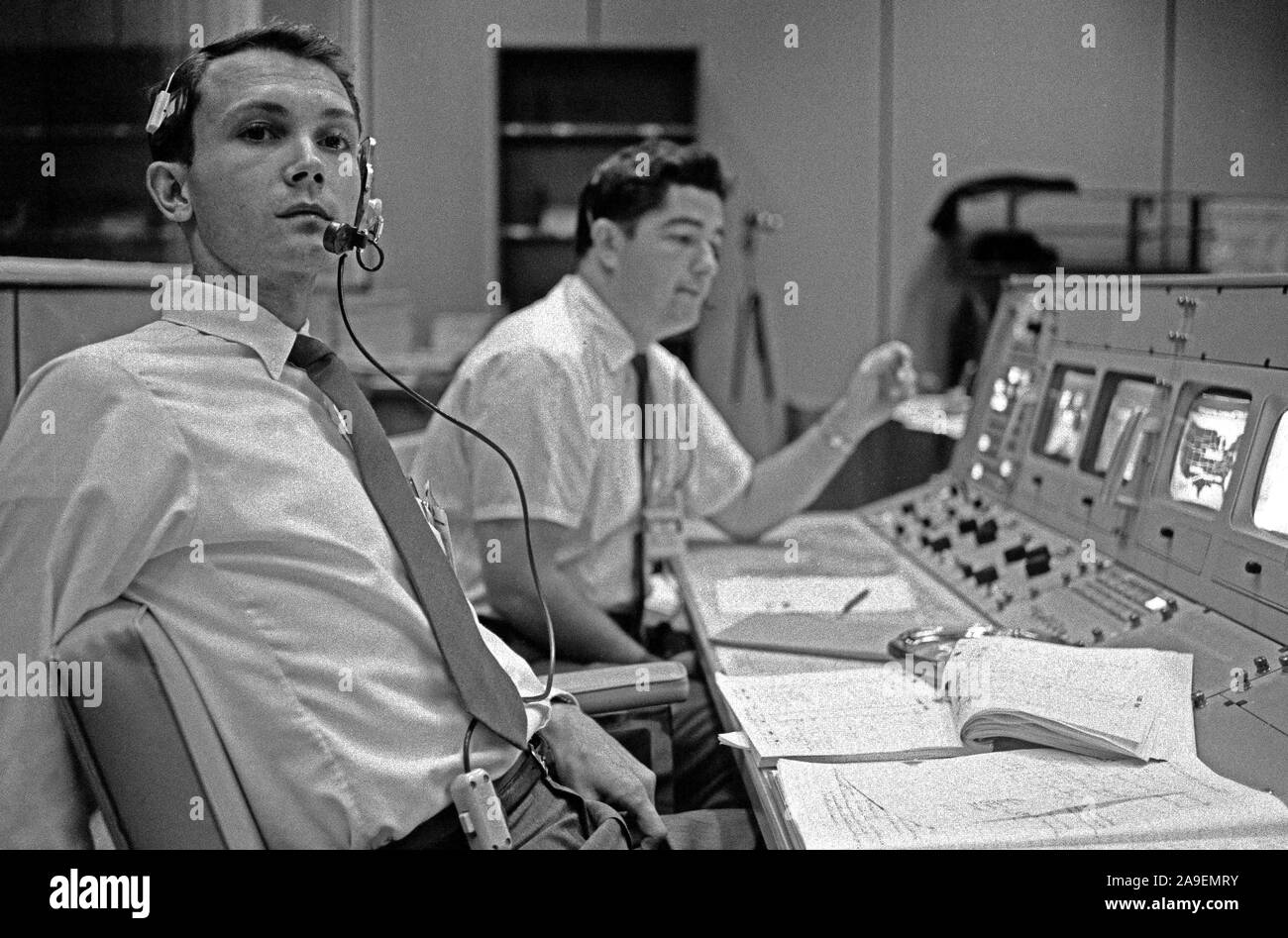 S68-50696 (octobre 1968) --- Bureau des affaires publiques (OAP) commentateur Douglas K. Ward (premier plan) est photographié à sa console dans la salle de contrôle des opérations de Mission (MOCR) dans le centre de contrôle de mission au Centre spatial Johnson de la NASA pendant le vol d'Apollo 7. Crédit photo : NASA Banque D'Images
