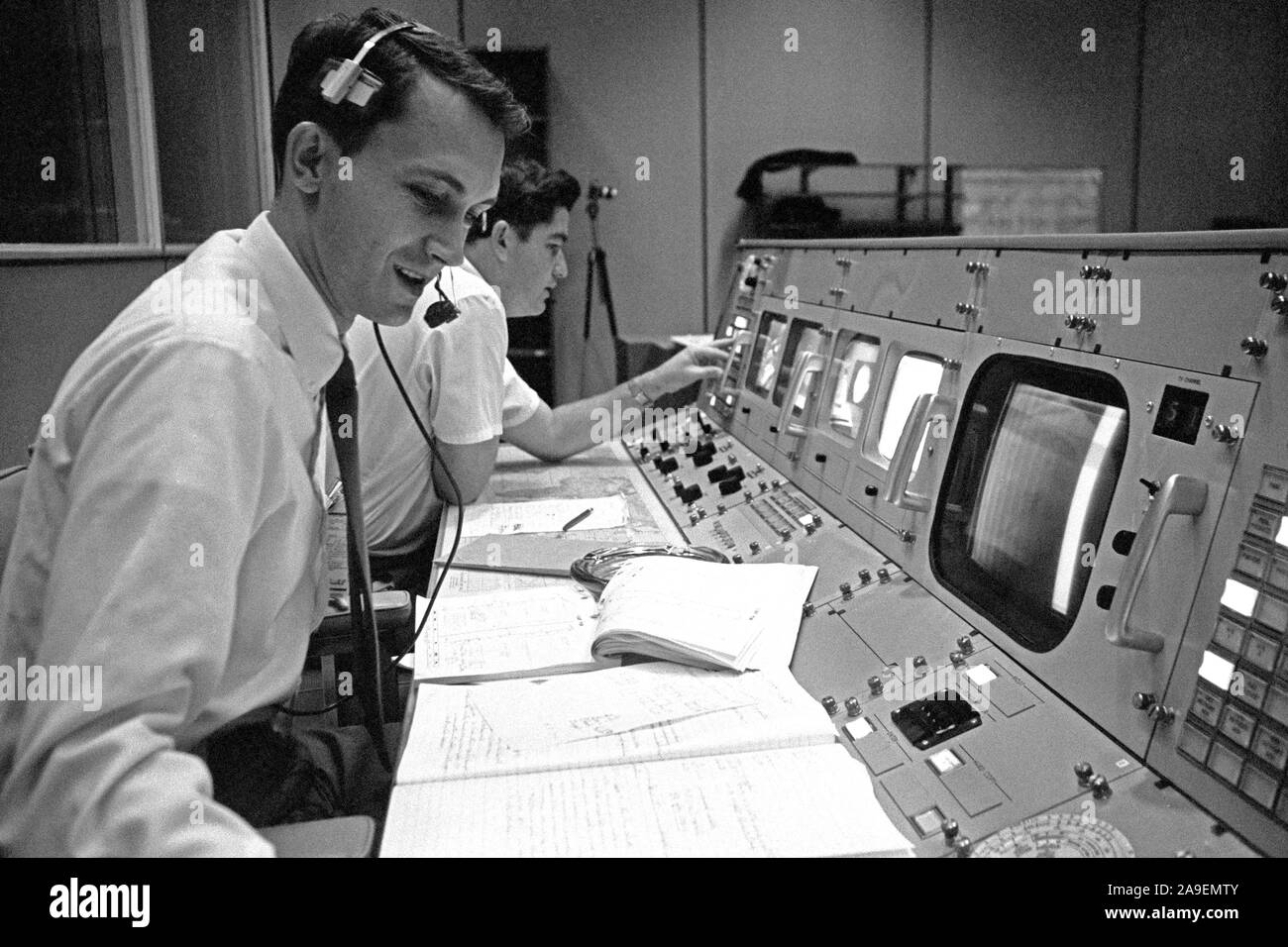 S68-50684 (octobre 1968) --- Bureau des affaires publiques (OAP) commentateur Douglas K. Ward est photographié à sa console dans la salle de contrôle des opérations de Mission (MOCR) dans le centre de contrôle de mission au Centre spatial Johnson de la NASA pendant le vol d'Apollo 7. Crédit photo : NASA Banque D'Images