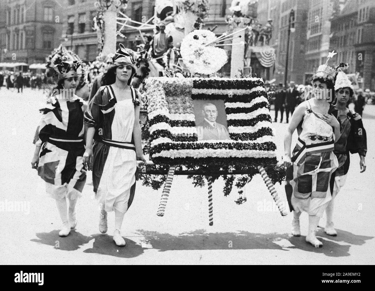 Cérémonies - Le jour de l'indépendance, 1918 - Independence Day Parade, New York City, le 4 juillet 1918. Filles italien transportant le président Wilson's photo dans un lit de fleurs Banque D'Images