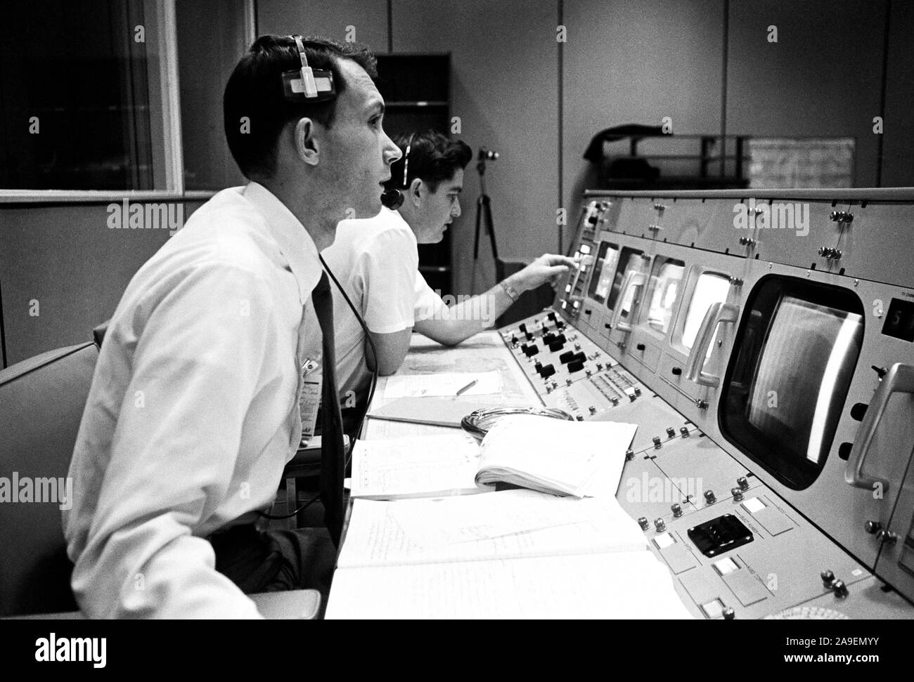 S68-50682 (octobre 1968) --- Bureau des affaires publiques (OAP) commentateur Douglas K. Ward est photographié à sa console dans la salle de contrôle des opérations de Mission (MOCR) dans le centre de contrôle de mission au Centre spatial Johnson de la NASA pendant le vol d'Apollo 7. Banque D'Images