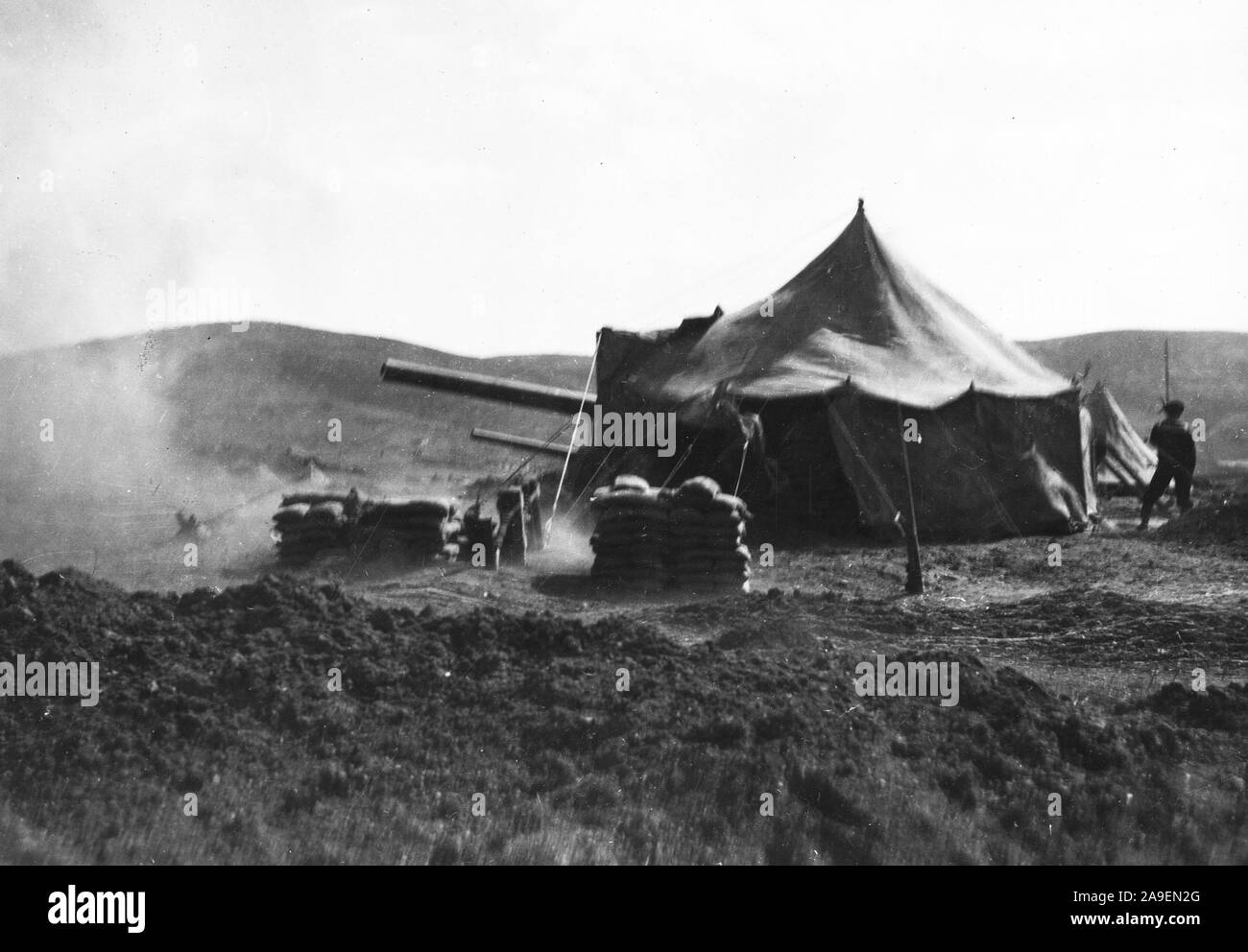 Artillerie - Camouflage - ce pistolet sur le front des Balkans a été caché sous une tente (1918 ou 1919) Banque D'Images