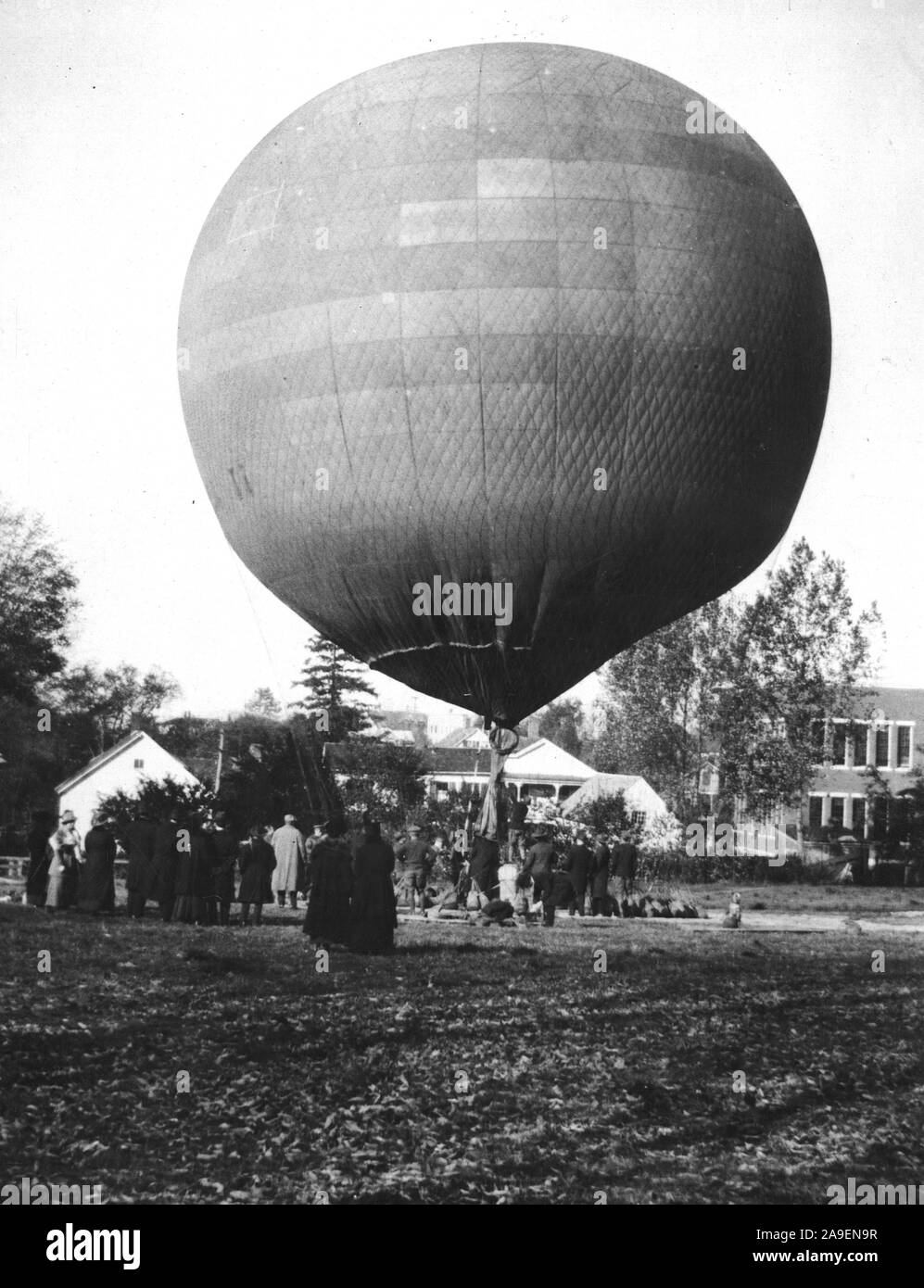 Ballons - Vols - Officier de l'armée sur le point de commencer de vol en ballon remarquable. Le lieutenant Watson de Brookline, Massachusetts, sur le point de commencer sur son vol en ballon de Rockville, conn Banque D'Images