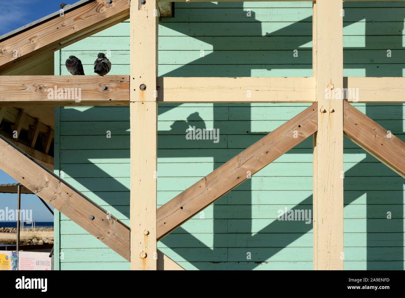 Châssis bois ou Timber-Frame de structure en bois ou en cabane de plage Parc Balnéaire du Prado, ou le Parc du Prado, Marseille Frame Banque D'Images