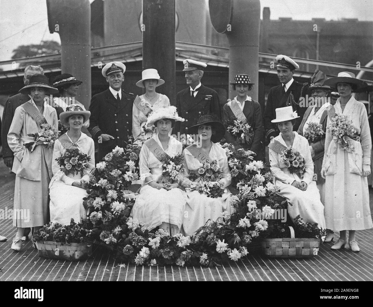 30/05/1918 - Memorial Day, 1918 - Pour la première fois dans l'histoire des exercices de memorial ont eu lieu sur un navire étranger pour les militaires américains et les marins. Des exercices ont été tenues sur le navire de guerre britannique 'Warrior' sur le Potomac, à la mémoire des victimes du Lusitania et le Tuscania et des hommes perdus en mer en temps de guerre. Le Vice-amiral Sir Grant qui est le commandant du navire amiral Warrior est au centre Banque D'Images