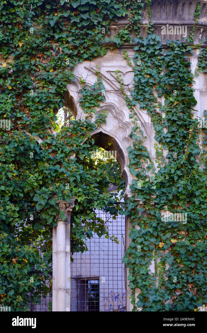 Passage de style oriental recouvert de lierre sur le jardin kiosque ou pavillon dans le Parc de la Valbelle Valbelle ou Marseille Prado Parc Banque D'Images