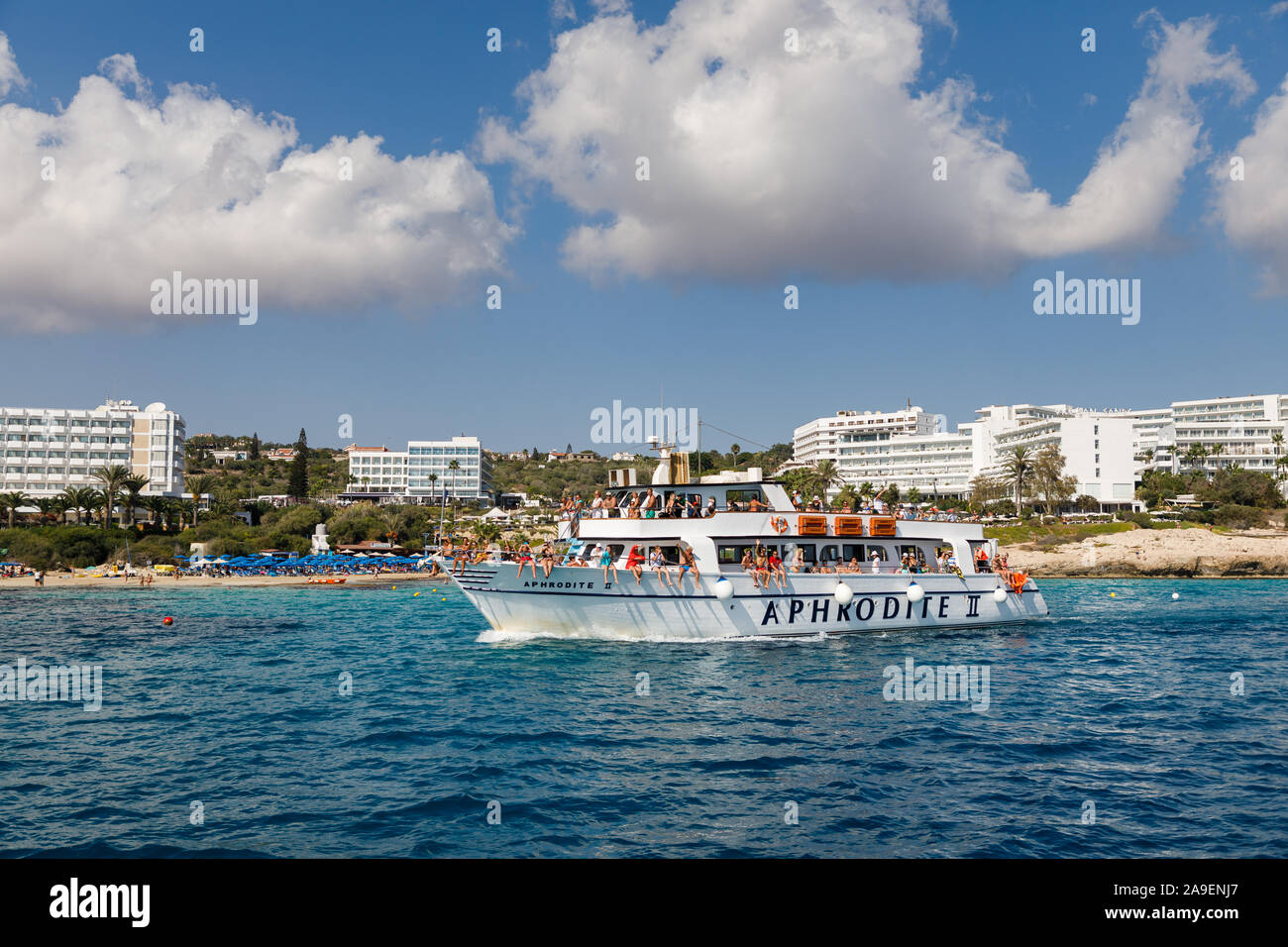 Ayia Napa, Chypre - 27 septembre 2019 : les touristes voyageant sur un bateau de plaisance le long de la côte Banque D'Images