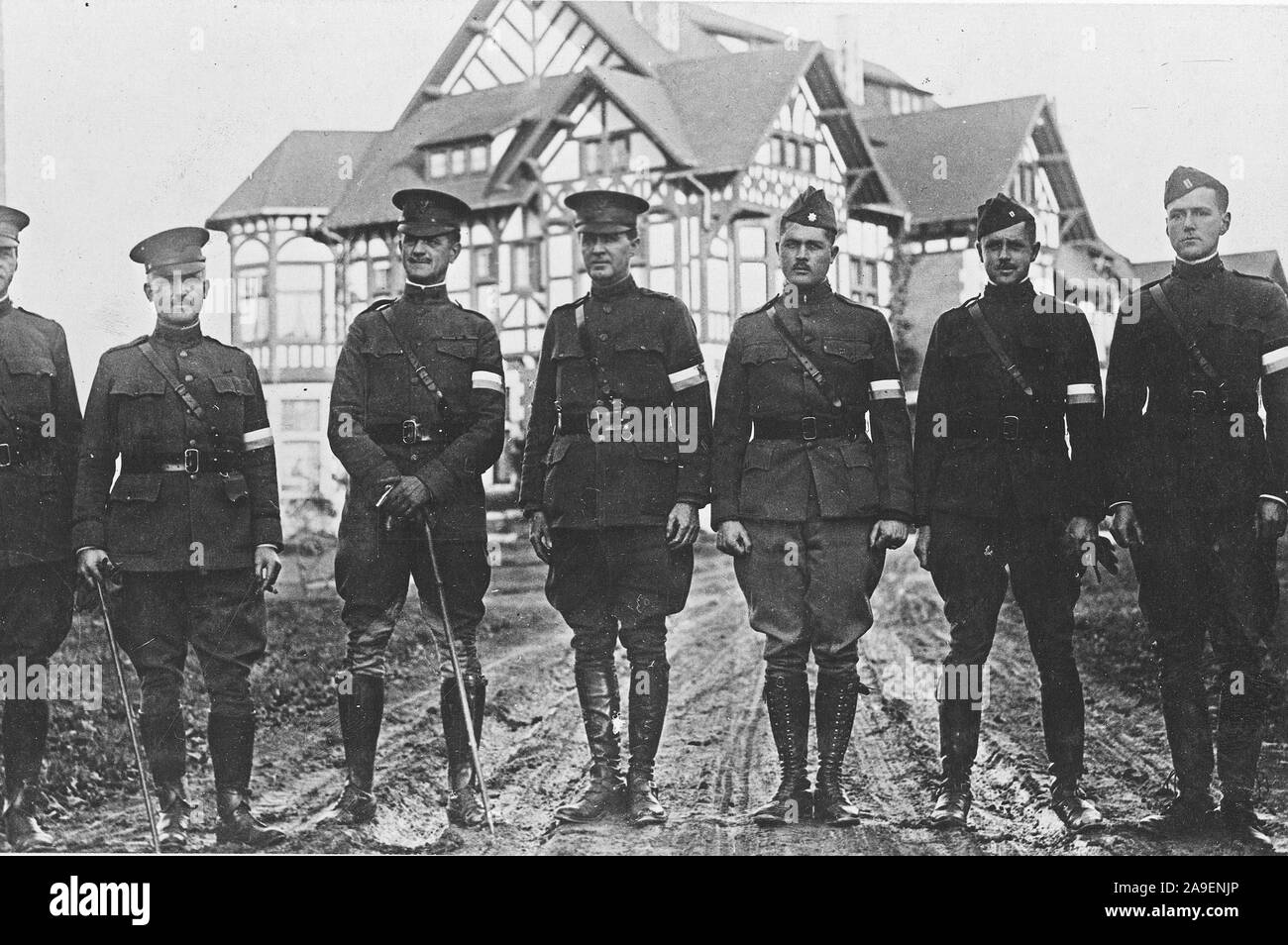 Des délégués militaires américains à la Commission d'armistice internationale devant la villa à Spa, Belgique, anciennement occupé par l'allemand von Hindenburg siège grand Banque D'Images