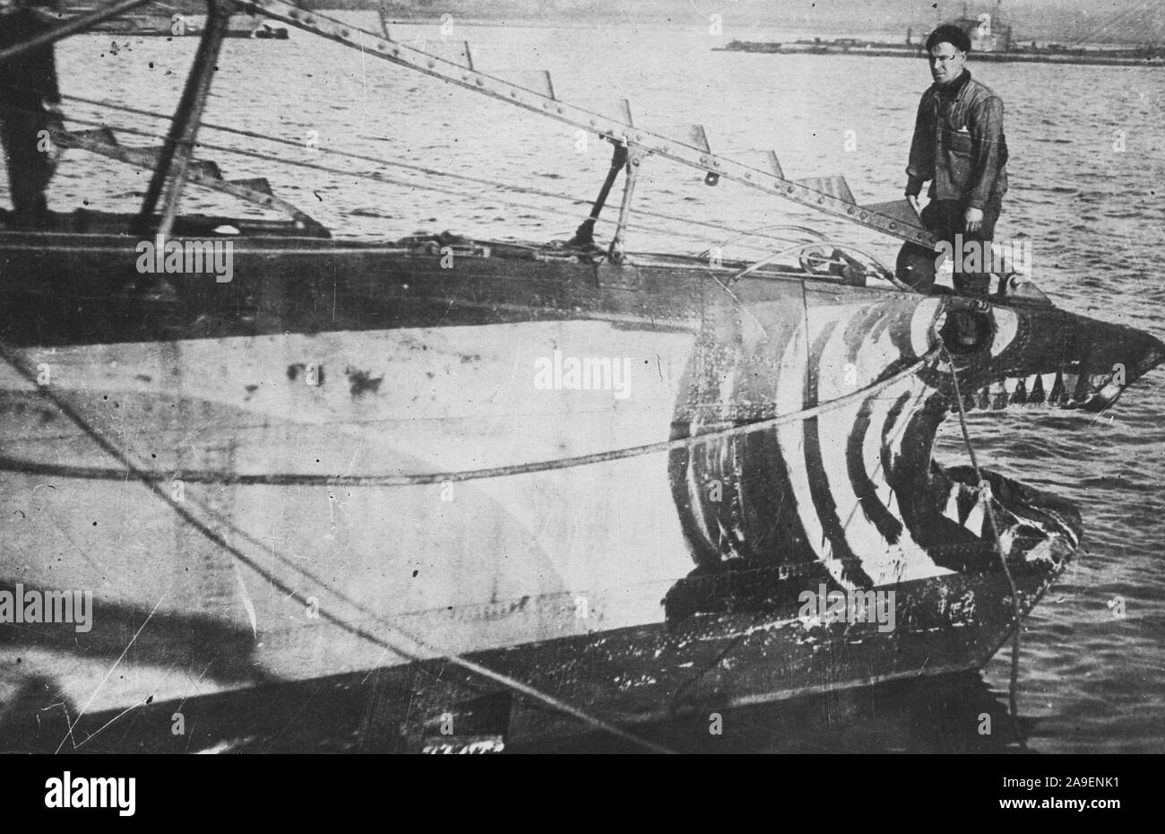 Camouflée sous-marin comme un serpent de mer. Camouflage sur un sous-marin allemand couché dans Portlant Harbour, Angleterre Banque D'Images