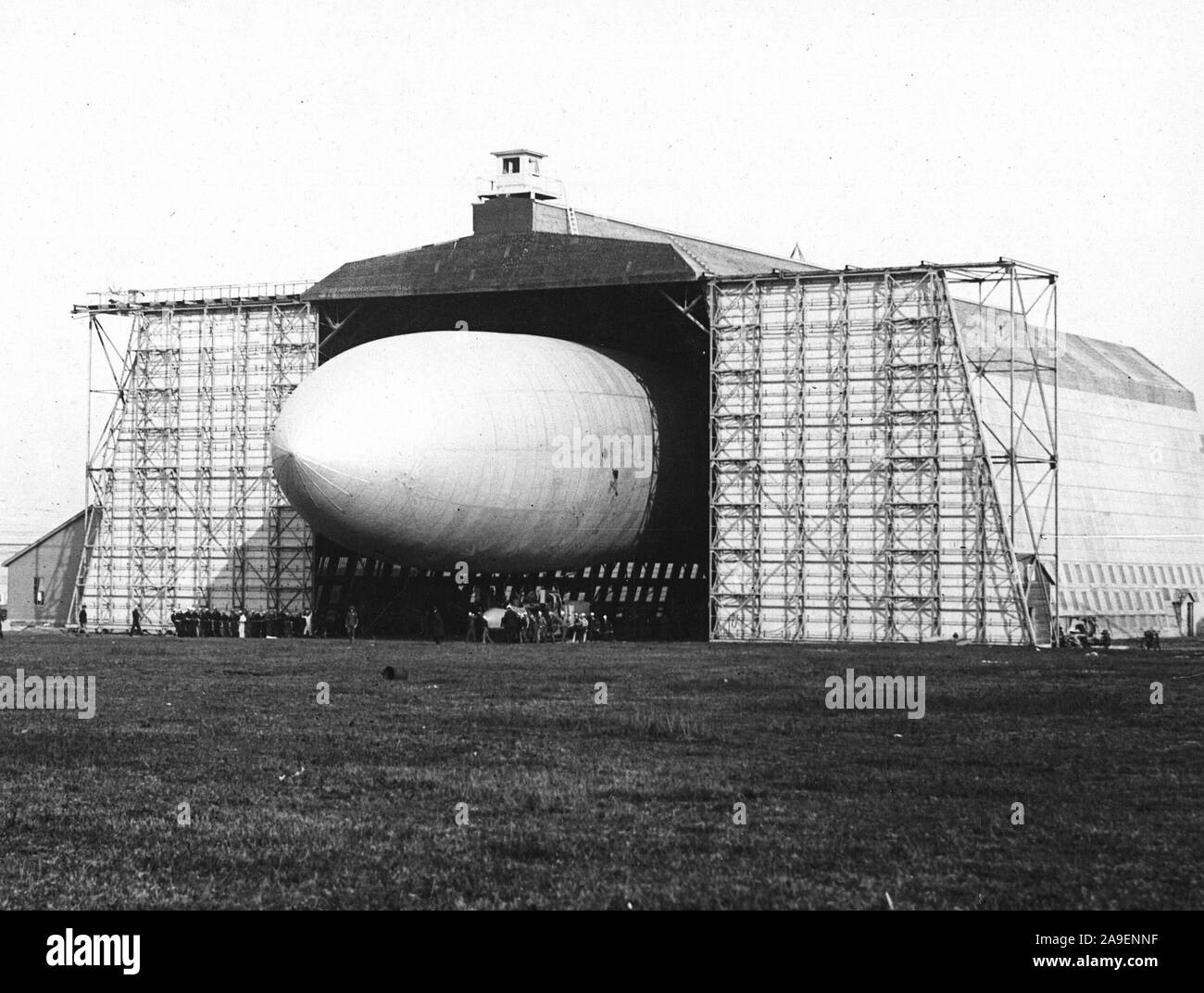 Le C-5 qui sort du hangar pour vol transocéanique. Le grand dirigeable Marine C-5, dont le coup de départ pour vol outre-mer, fait parler du monde, laissant son hangar à Montauk Point, L.I., pour son départ à Terre-Neuve Banque D'Images