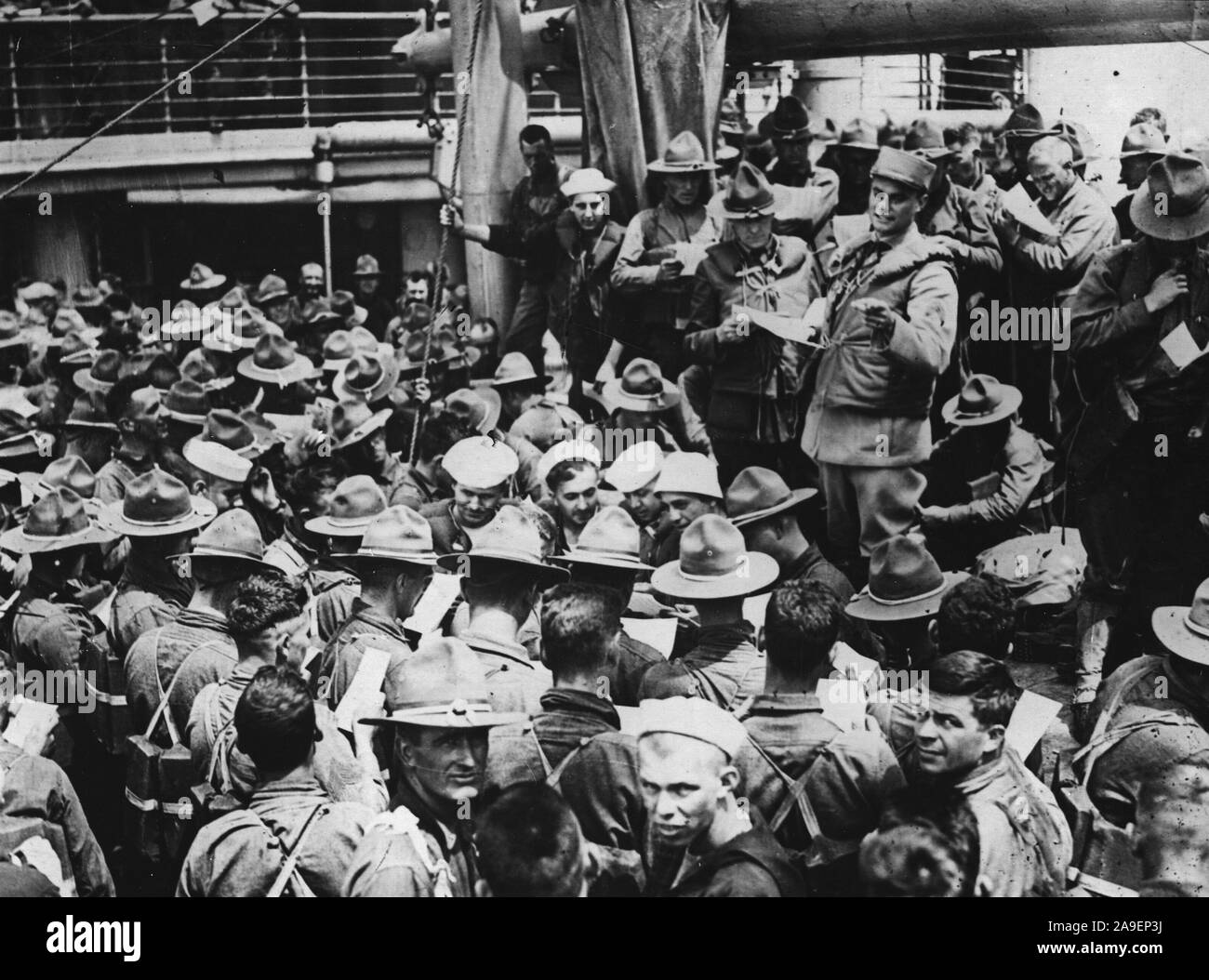 1918 soldats et marins américains étudient le français. Ces cours sont donnés par un officier français en route vers la France à bord d'un transport aux États-Unis. Dans la zone sous-marin et tout le monde a un conservateur de vie Banque D'Images