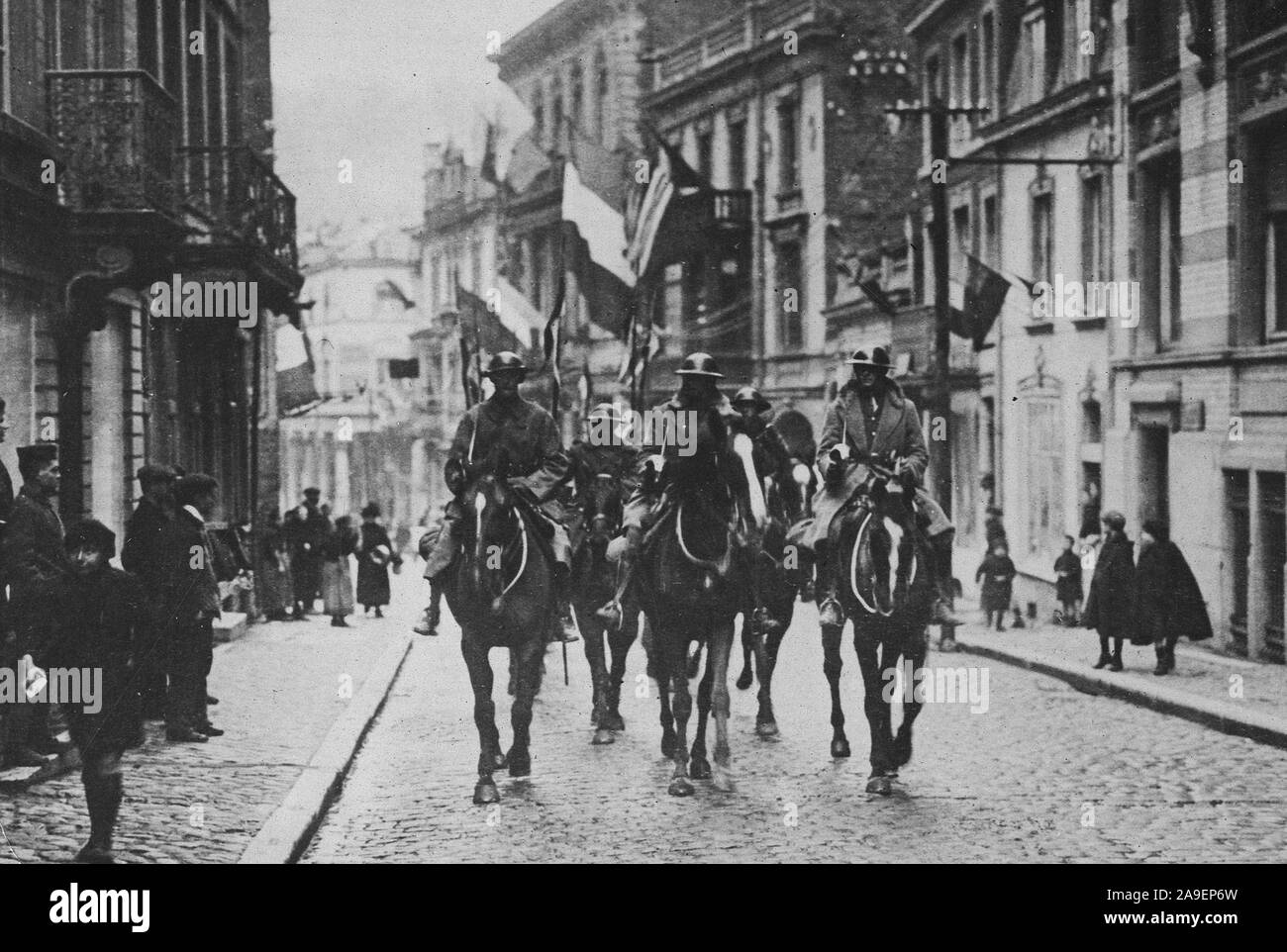 1918 - Armistice - British entrez Spa. Les forces de l'avance des forces britanniques entre Spa, le village où les termes de l'armistice ont été discutés Banque D'Images