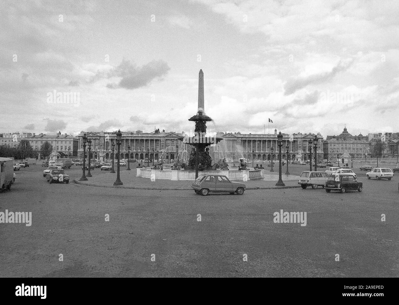 Voitures sur les rues de Paris - date inconnue (peut-être 1960) Banque D'Images