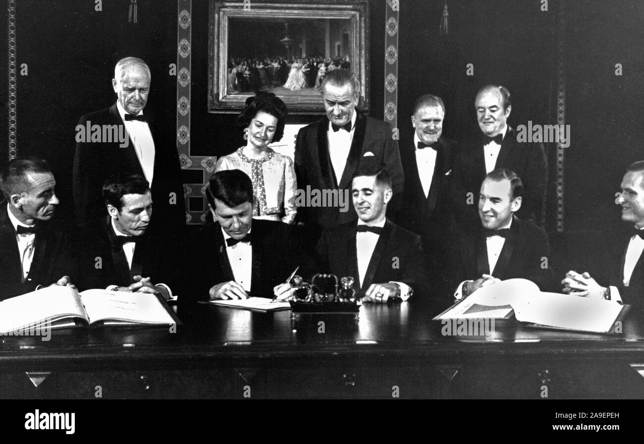 Apollo 7 et 8 équipages de signer un document commémoratif pour être accroché dans le traité de la Maison Blanche à honorer l'occasion. Ceux qui signent sont de gauche à droite : les astronautes d'Apollo 7 : Walter Cunningham, Donn Eisele, F. et Walter M. Schirra. Les astronautes d'Apollo 8 : William A. Anders, James A. Lovell, Jr., et Frank Borman. Comité permanent sont : Charles A. Lindbergh (également un cosignataire) Lady Bird Johnson Le Président Lyndon B. Johnson, administrateur de la NASA, James E. Webb, Vice-Président Hubert H. Humphrey. Banque D'Images