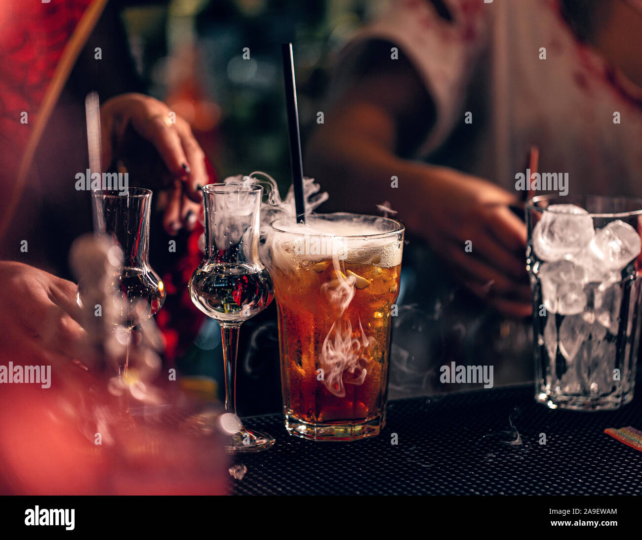 Boisson festive Halloween cocktail rouge, avec de la fumée sur le comptoir du bar Banque D'Images
