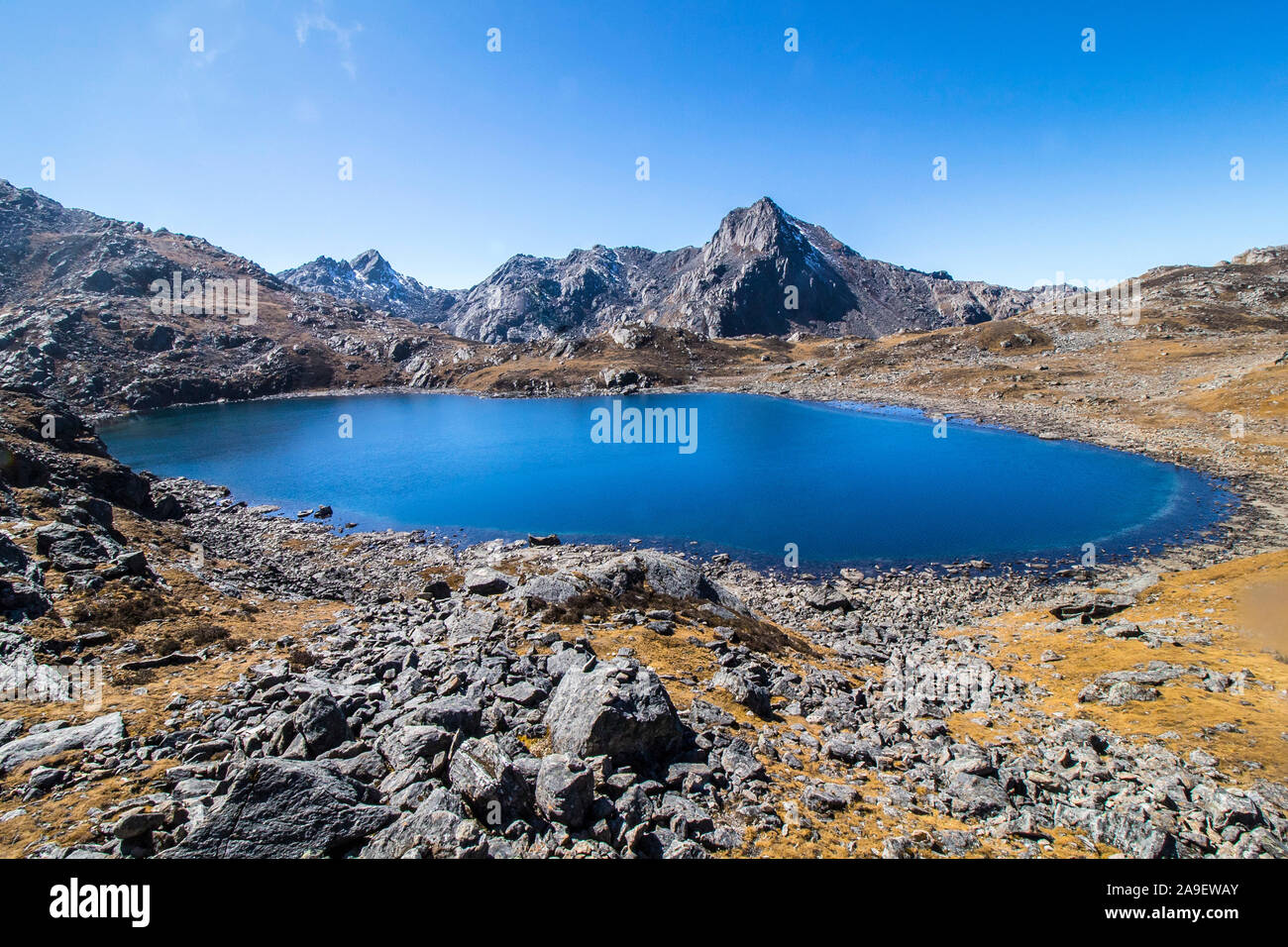 Un des grands lacs de Gosaikunda, vu de Suryakunda à 4610m au-dessus du niveau de la mer Banque D'Images