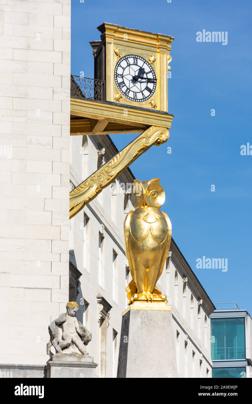Thorp's golden owl et d'horloge sur l'aile est, Leeds Civic Hall Building, Milennium Square, Leeds, West Yorkshire, England, United Kingdom Banque D'Images
