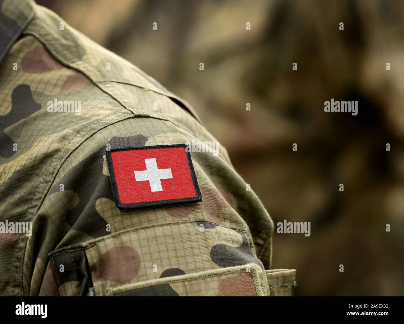 Drapeau de la Suisse sur l'uniforme militaire. Drapeau suisse sur les soldats du bras. Les Forces armées, de l'armée. Collage. Banque D'Images