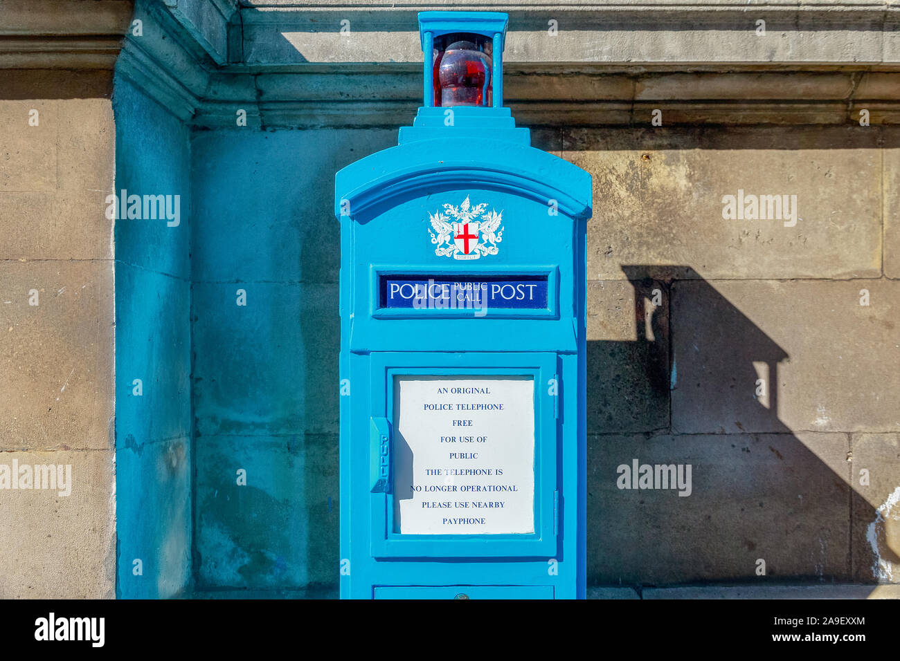 Londres, Royaume-Uni - 22 septembre 2019 - Vintage bleu Gendarmerie appel public poste hors Guildhall, London town hall Banque D'Images
