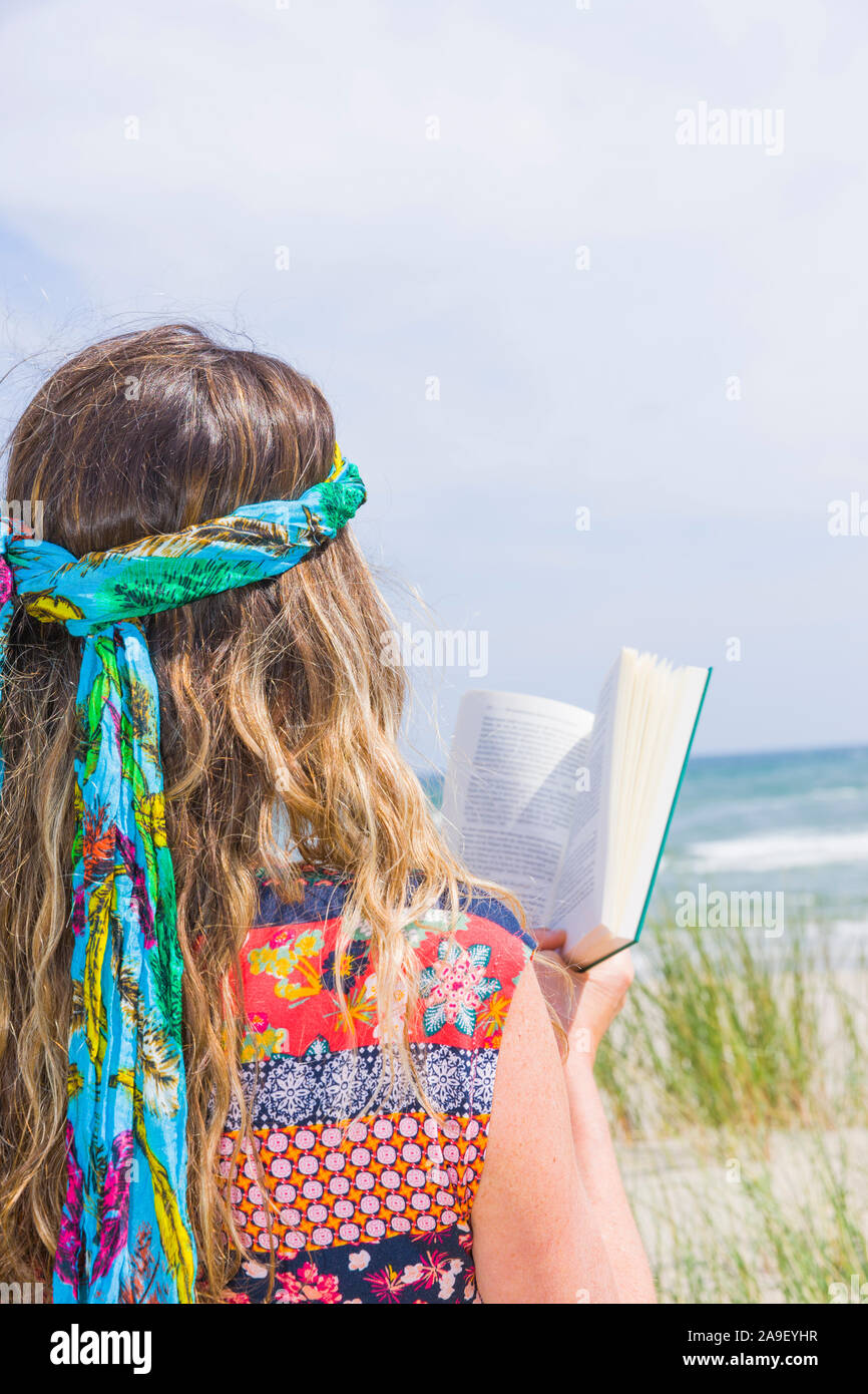 Femme avec livre Banque D'Images