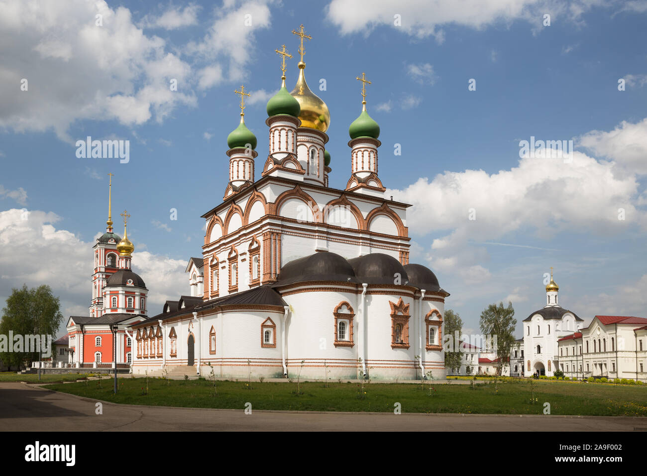 Temples restaurés de l'ancien monastère. Trinity-Varnitsky Cathédrale de la trinité avec Bell Tower (rouge) et de la cathédrale de Radonezh-Serge (blanc). La vi Banque D'Images