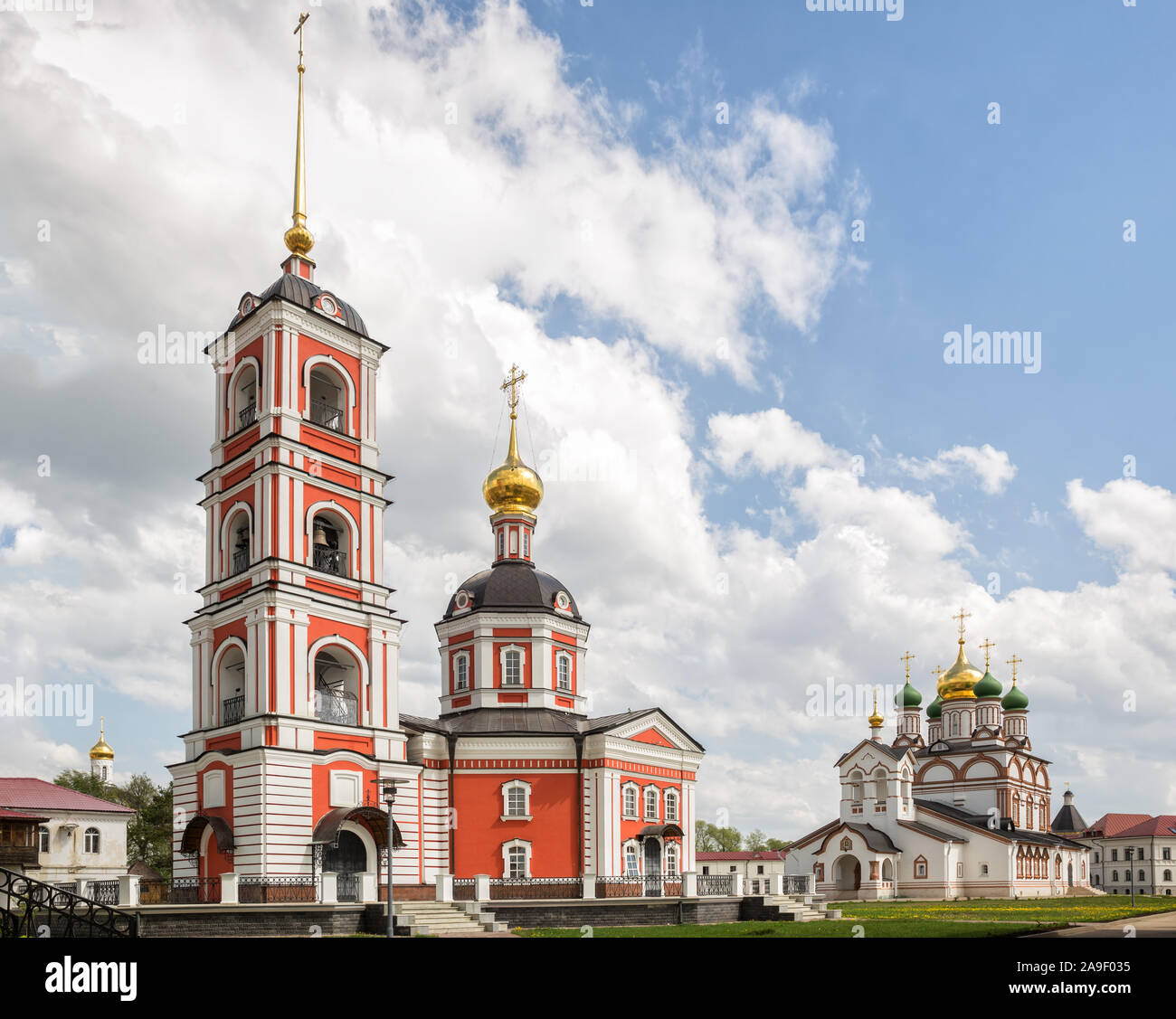 Églises précédemment détruits de l'antique monastère Trinity-Varnitsky ont été reconstruites. Cathédrale de la trinité avec Bell Tower (rouge) et de Radonezh-Serge Banque D'Images