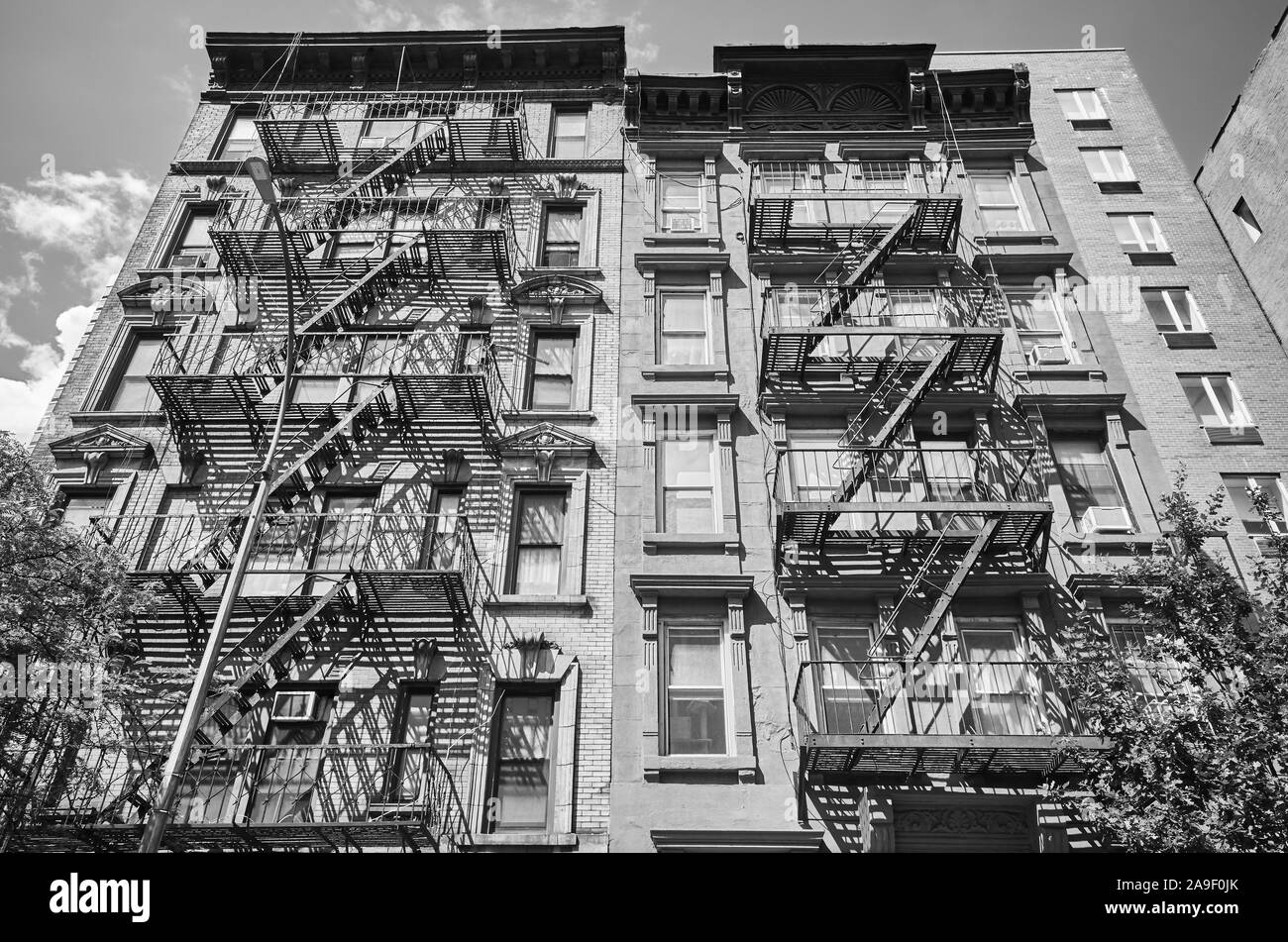 Noir et blanc photo de vieux bâtiments avec des sorties de secours, New York, USA. Banque D'Images
