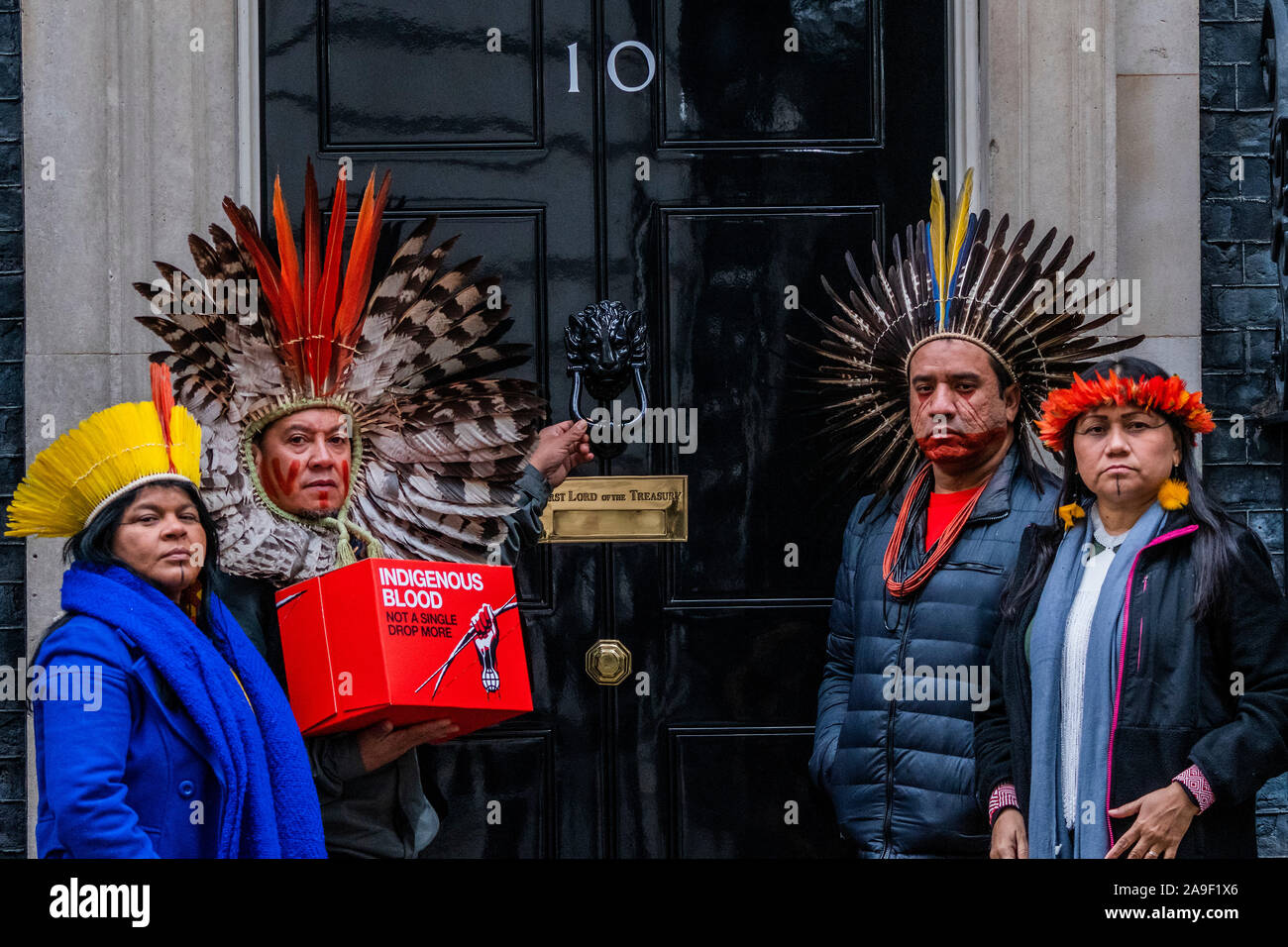 Londres, Royaume-Uni. 15 Nov, 2019. Soutenu par Greenpeace, 4 dirigeants autochtones de partout au Brésil main dans leur propre lettre et 200 000-strong pétition à Downing Street, demandant au gouvernement britannique de suspendre les négociations commerciales avec le Brésil jusqu'à l'Amazonie et ses habitants sont protégés Crédit : Guy Bell/Alamy Live News Banque D'Images