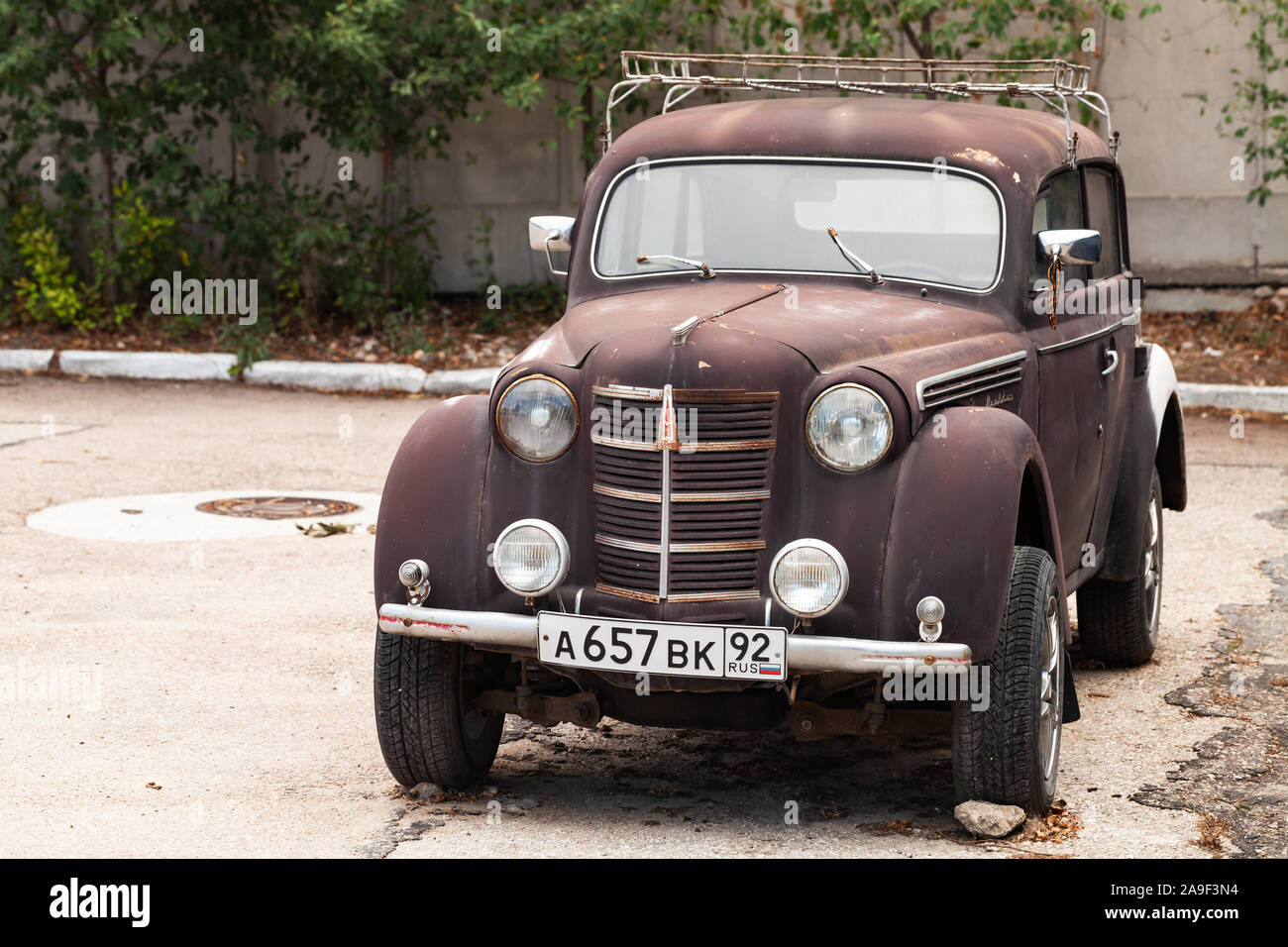 Sébastopol, en Crimée - Septembre 22, 2019 : Vintage Moskvitch 400 voiture compact soviétique se dresse sur un parking vide Banque D'Images