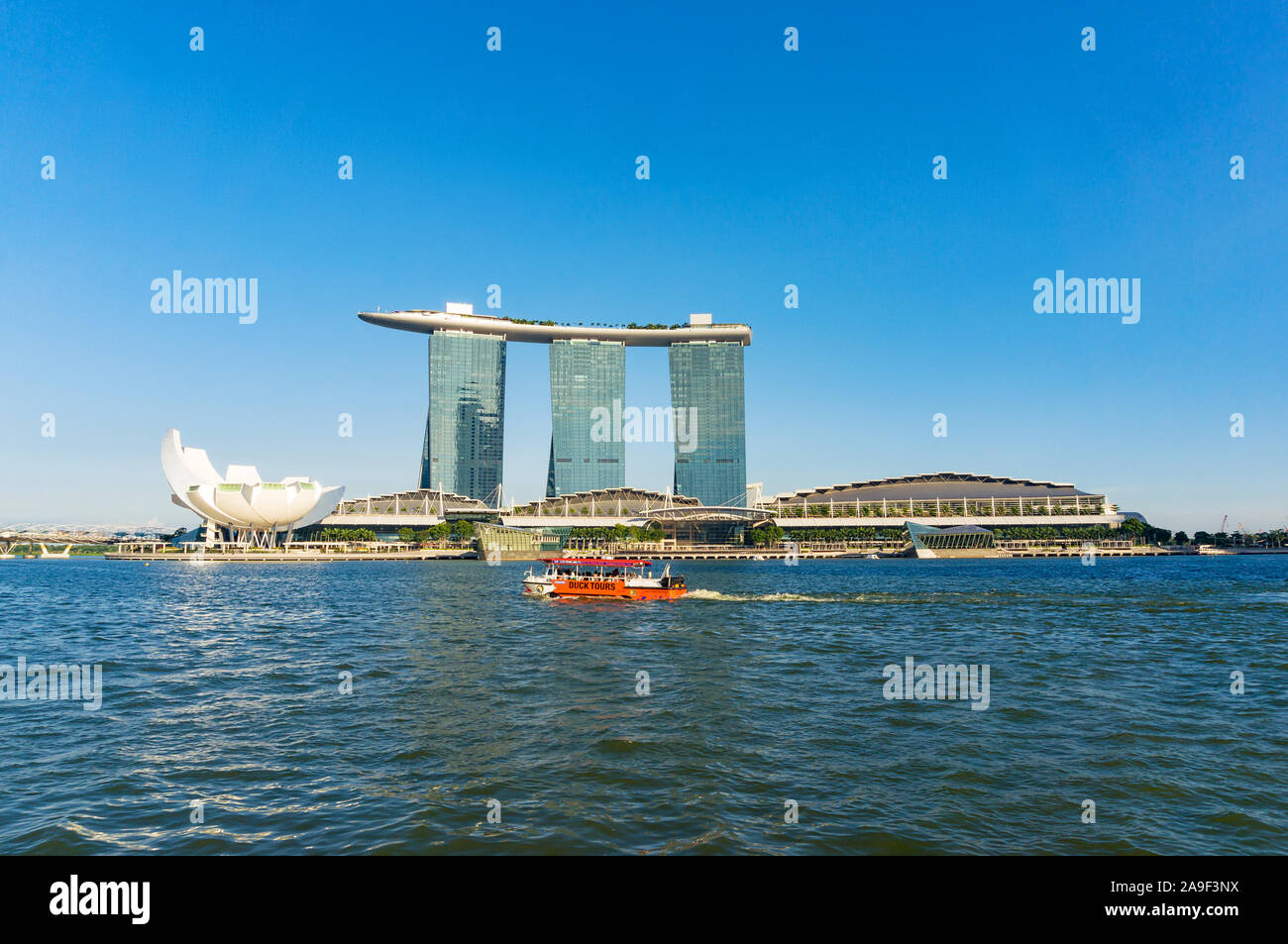 Singapour, Singapour - 4 octobre, 2013 : virée en bateau amphibie et Marina Bay Sands sur sunny day Banque D'Images