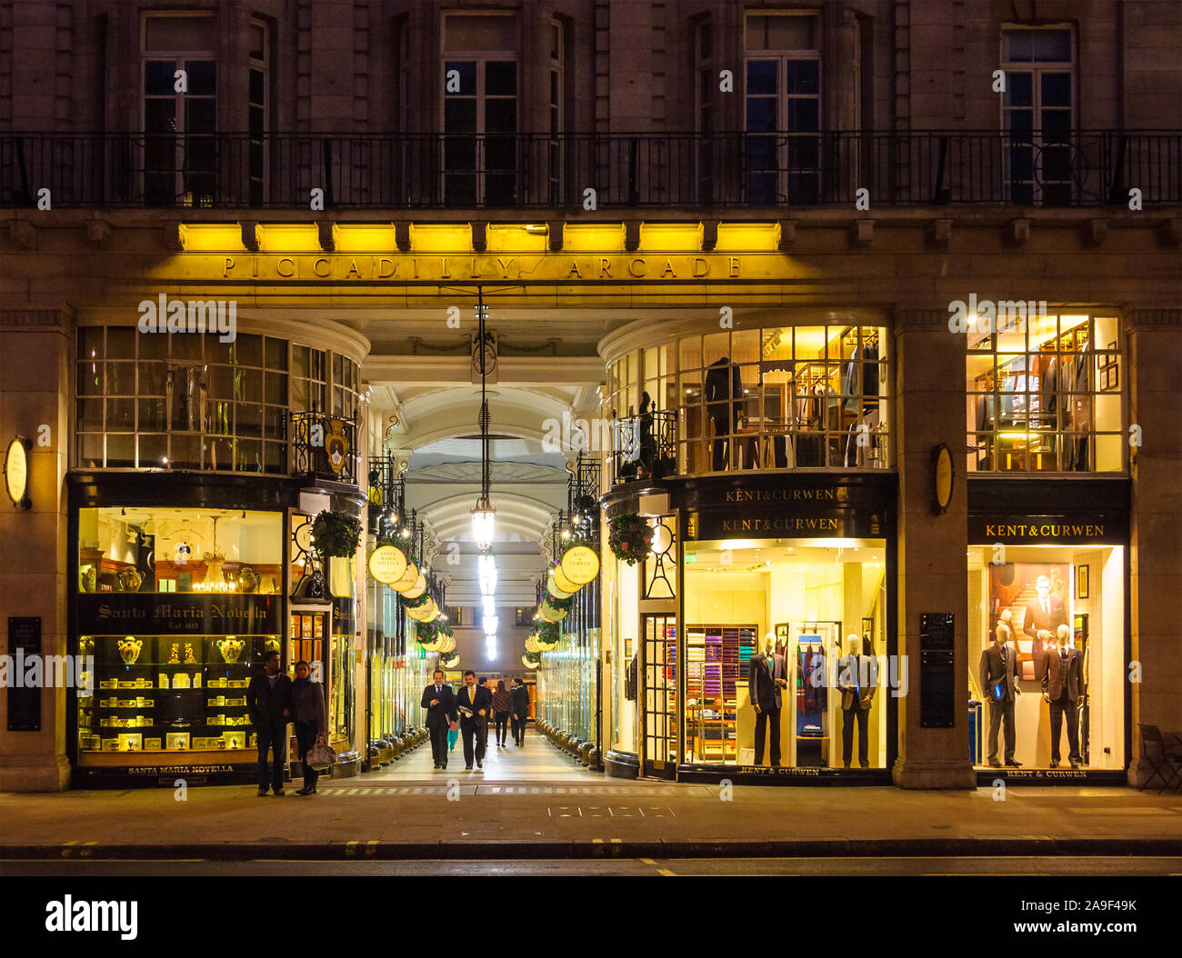 Londres, UK - CIRCA NOVEMBRE 2011 : Piccadilly Arcade dans la nuit. Banque D'Images