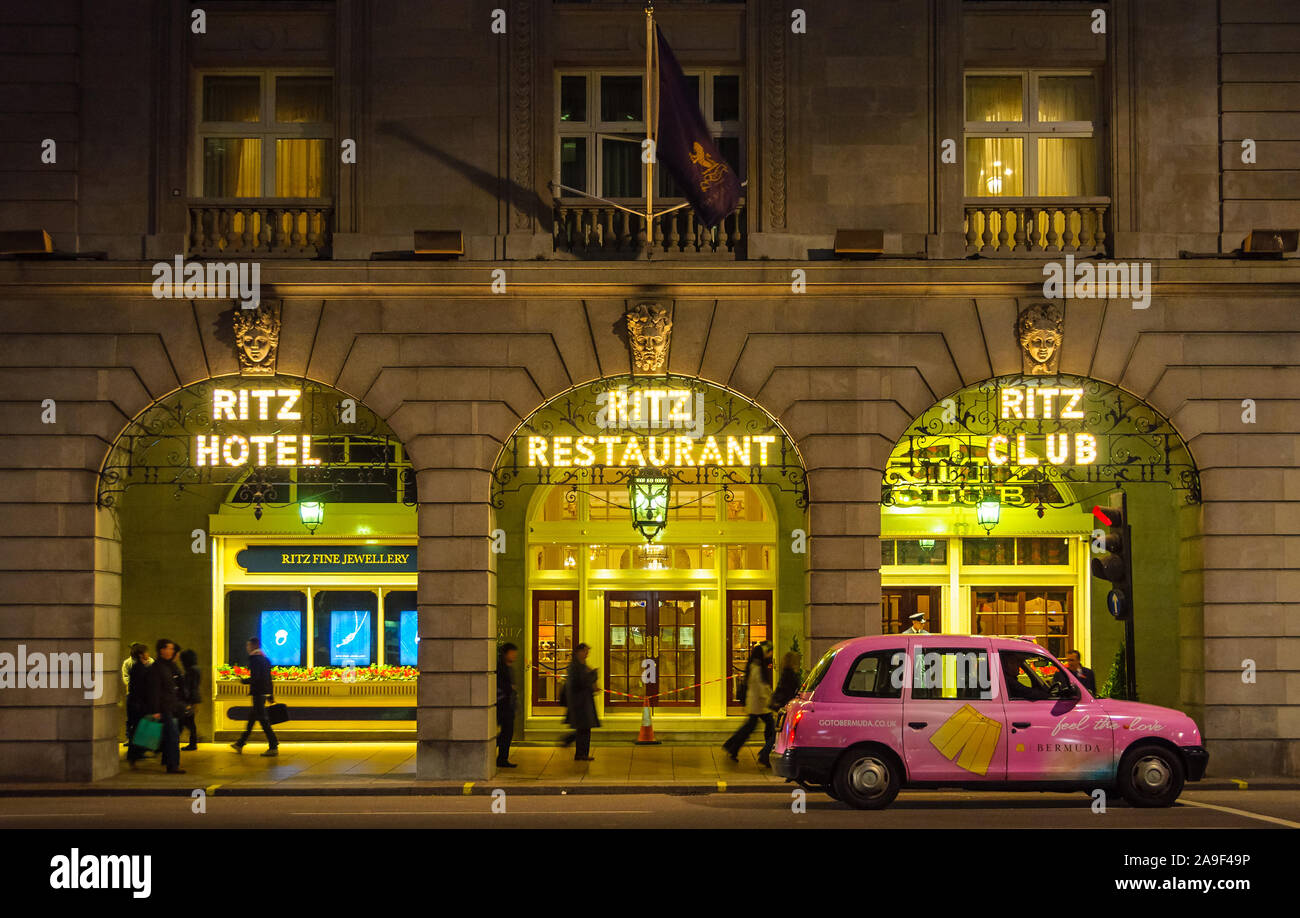 Londres, UK - CIRCA NOVEMBRE 2011 : l'hôtel Ritz de nuit. Banque D'Images