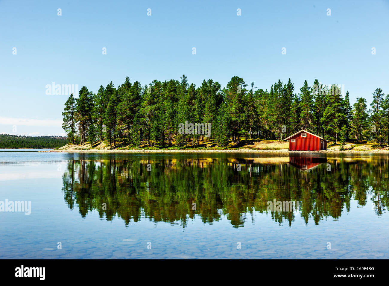 Red House au bord du lac en Scandinavie Banque D'Images