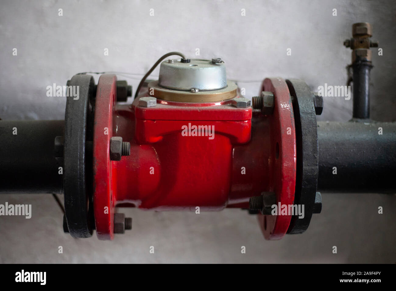 Les tuyaux haute pression à l'intérieur du bâtiment. Bell'eau dans le système d'approvisionnement en eau. Metal chape avec effet de vide pour contenir la pression de l'eau. Banque D'Images