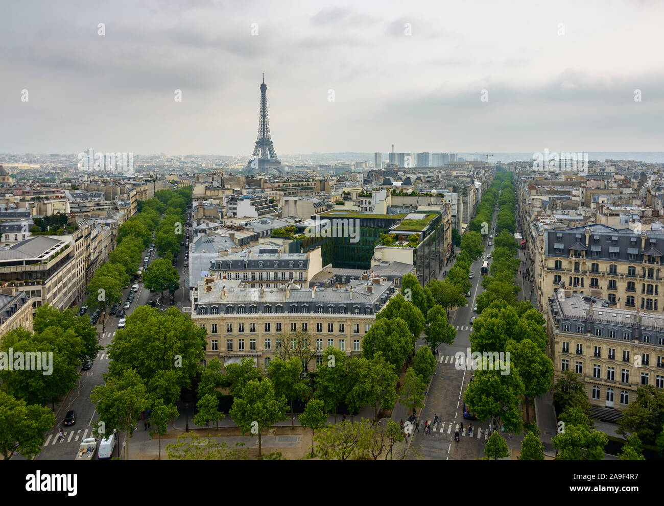 Avenue d'Iéna, Avenue Kléber et la Tour Eiffel à Paris, France Banque D'Images