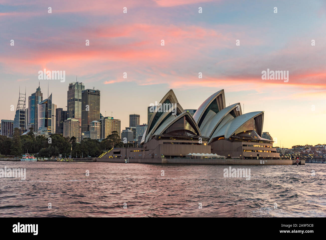 Sydney, Australie - 11 juin 2016 : la ville de Sydney au coucher du soleil  avec ciel coloré sur l'arrière-plan Photo Stock - Alamy