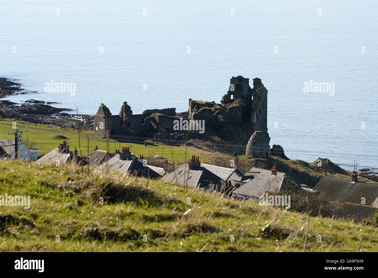 Ruines du château de Dunure surplombant le Firth of Clyde, Ayrshire, sur la côte ouest de l'Écosse, au Royaume-Uni, en Europe. Banque D'Images