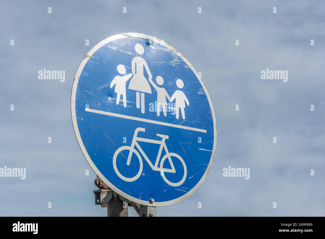 Panneau routier modifié avec une femme et trois enfants comme une métaphore de rôle de genre obsolètes Banque D'Images