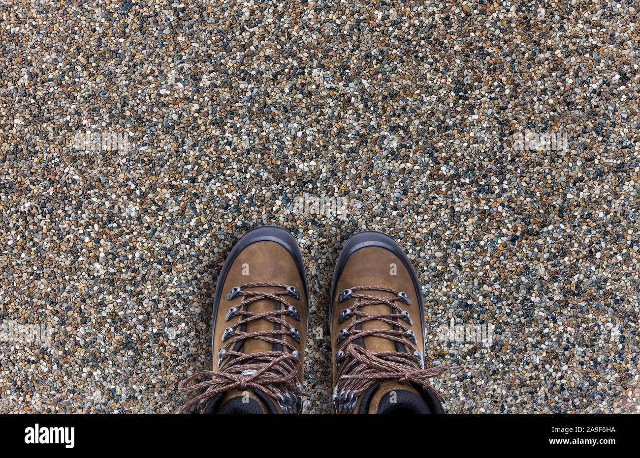 Chaussures de montagne sur le sol en pierre Banque D'Images